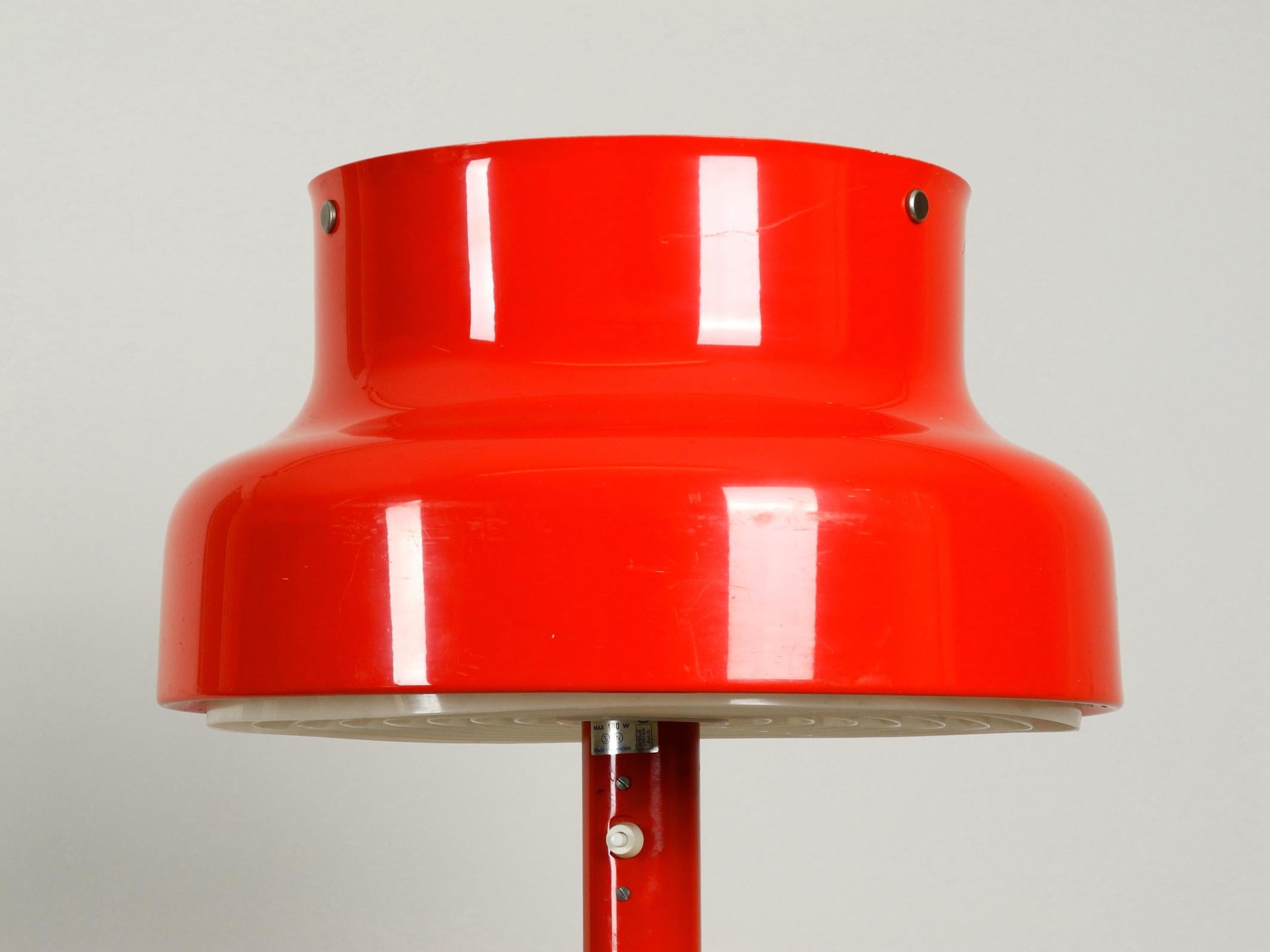 Very nice original 1960s Bumling floor lamp in red.
Shade is painted white on the inside. Designed in 1968 by Anders Pehrson Ateljé Lyktan.
Made in Sweden.
On one side of the shade there are a few light scratches on the paint and one tiny