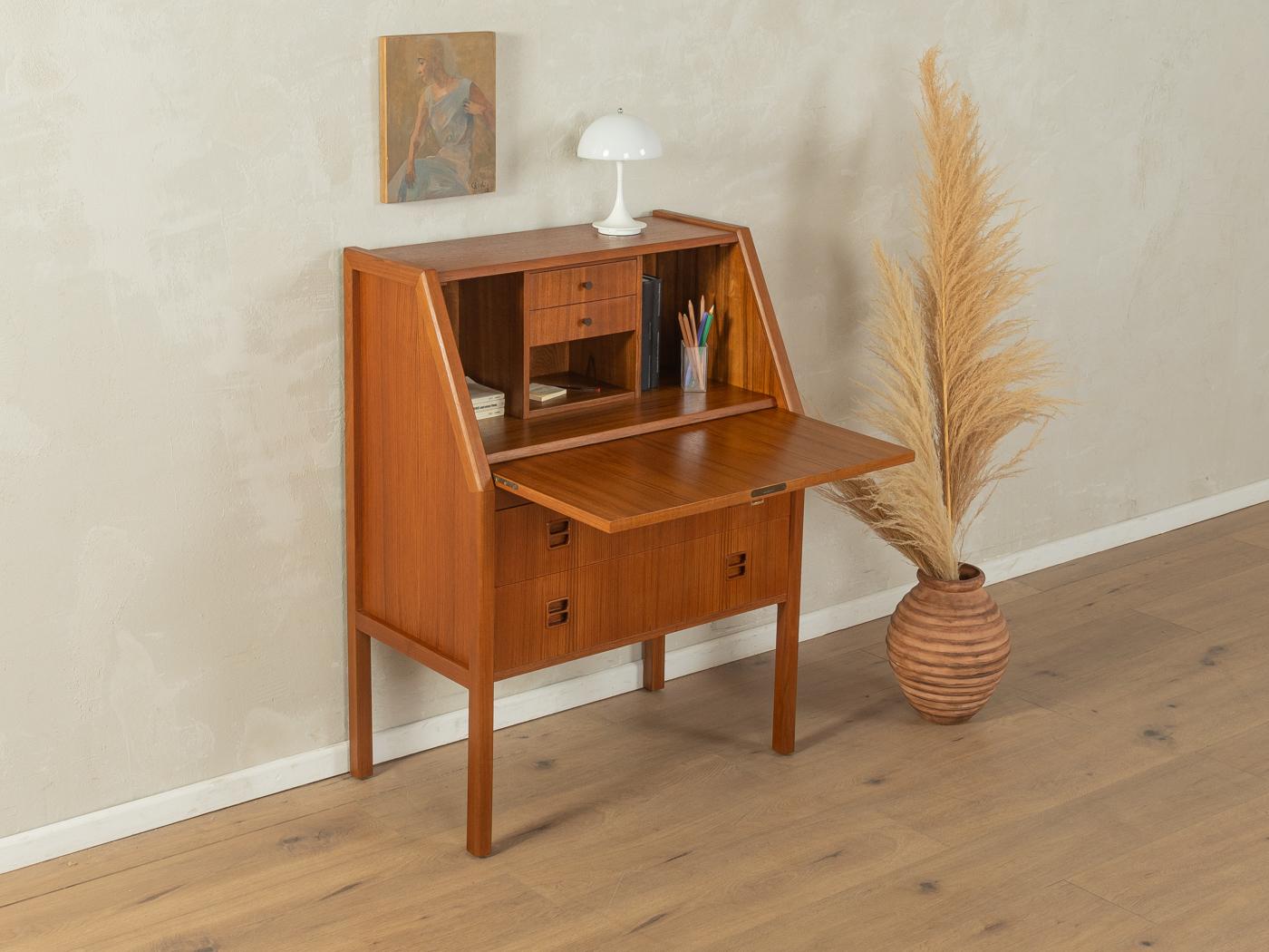 Classic bureau from the 1960s. High-quality corpus in teak veneer with hinged writing surface, two internal drawers, three compartments, two large drawers and square wood legs.

Quality Features:
very good workmanship
high-quality materials
mortise