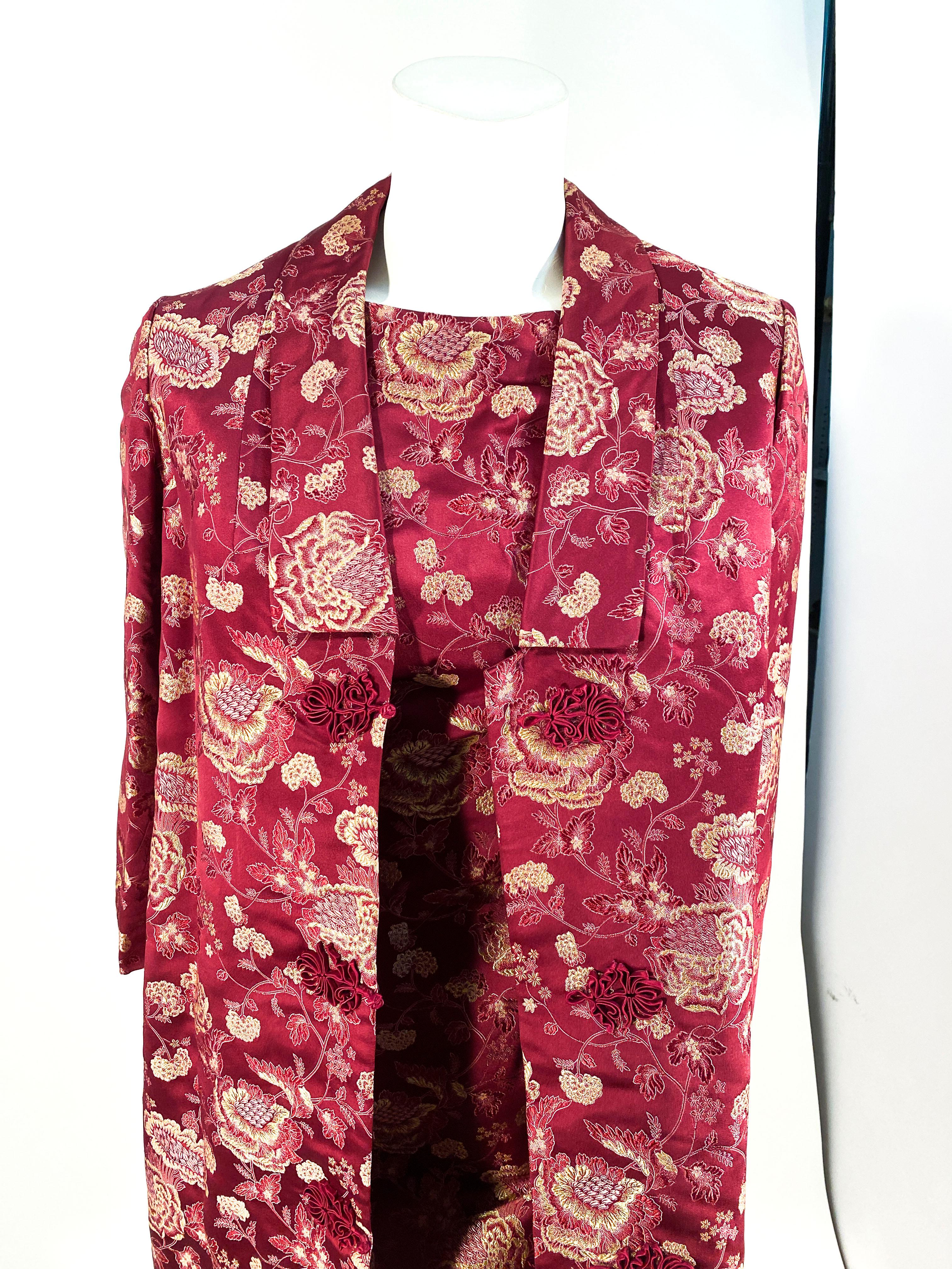 Set aus Kleid und Mantel aus geblümtem Brokat in Burgund und Gold, 1960er Jahre (Pink) im Angebot