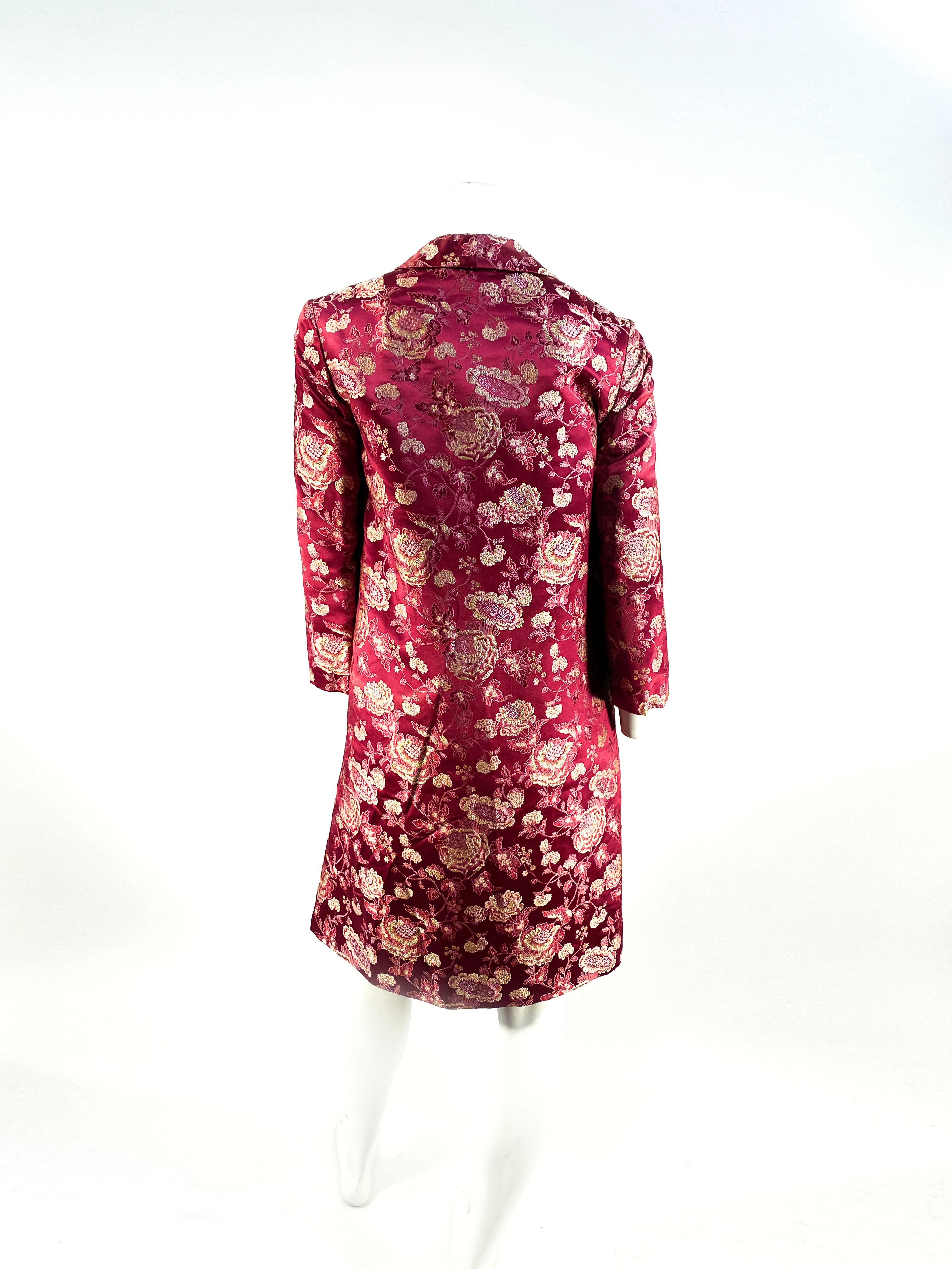 Ensemble robe et manteau en brocart à fleurs bordeaux et or des années 1960 Pour femmes en vente