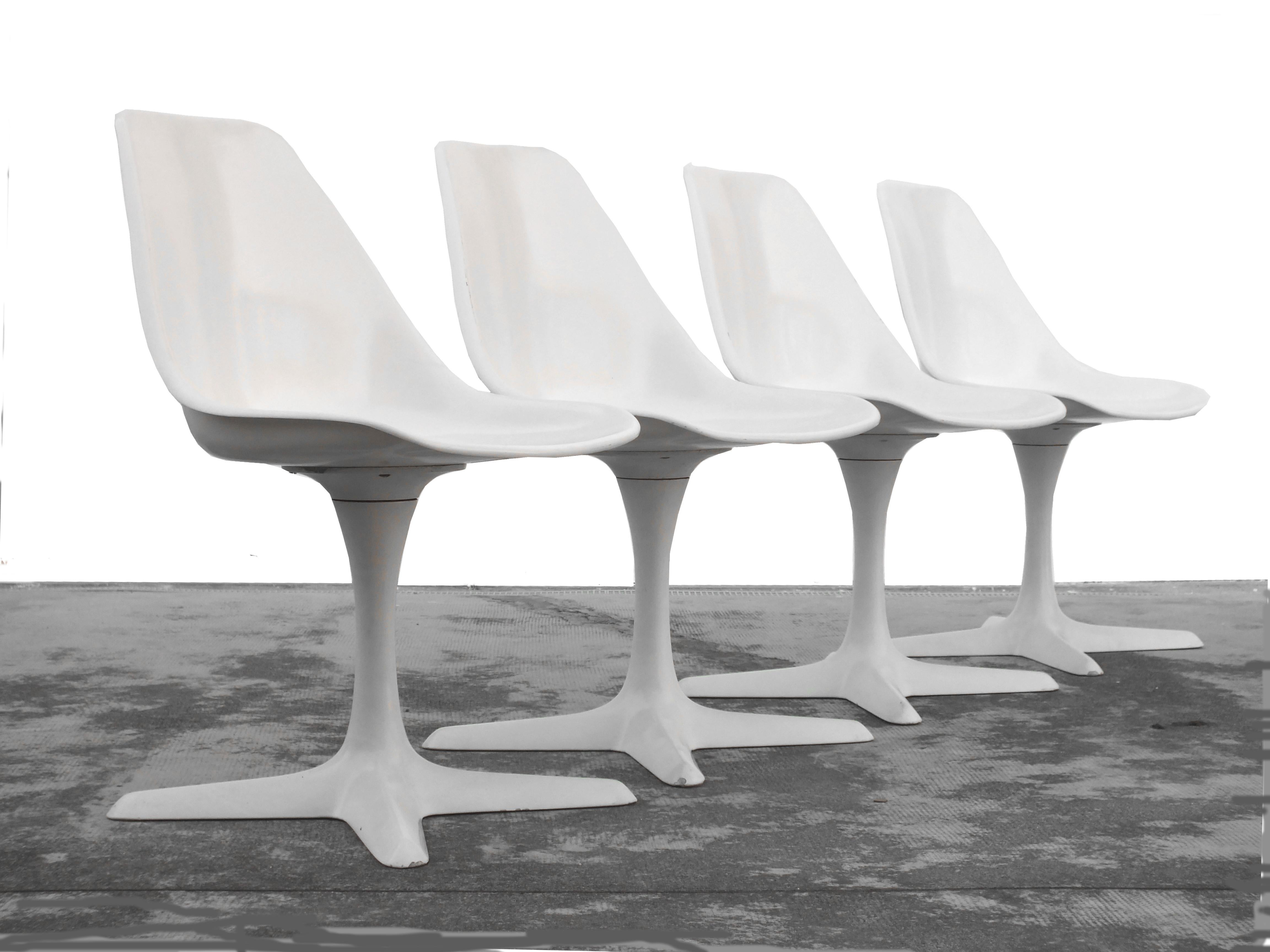 Burke Maurice Design Jahre '60 für Arkana British prod. Satz von vier Stühlen Tulpe 

 guter Vintage-Zustand für das gesamte Set und nicht alle Kissen für alle

 MATERIAL ist Metall, Acryl/Kunststoff und die Farbe ist weiß/sandfarben und jeder