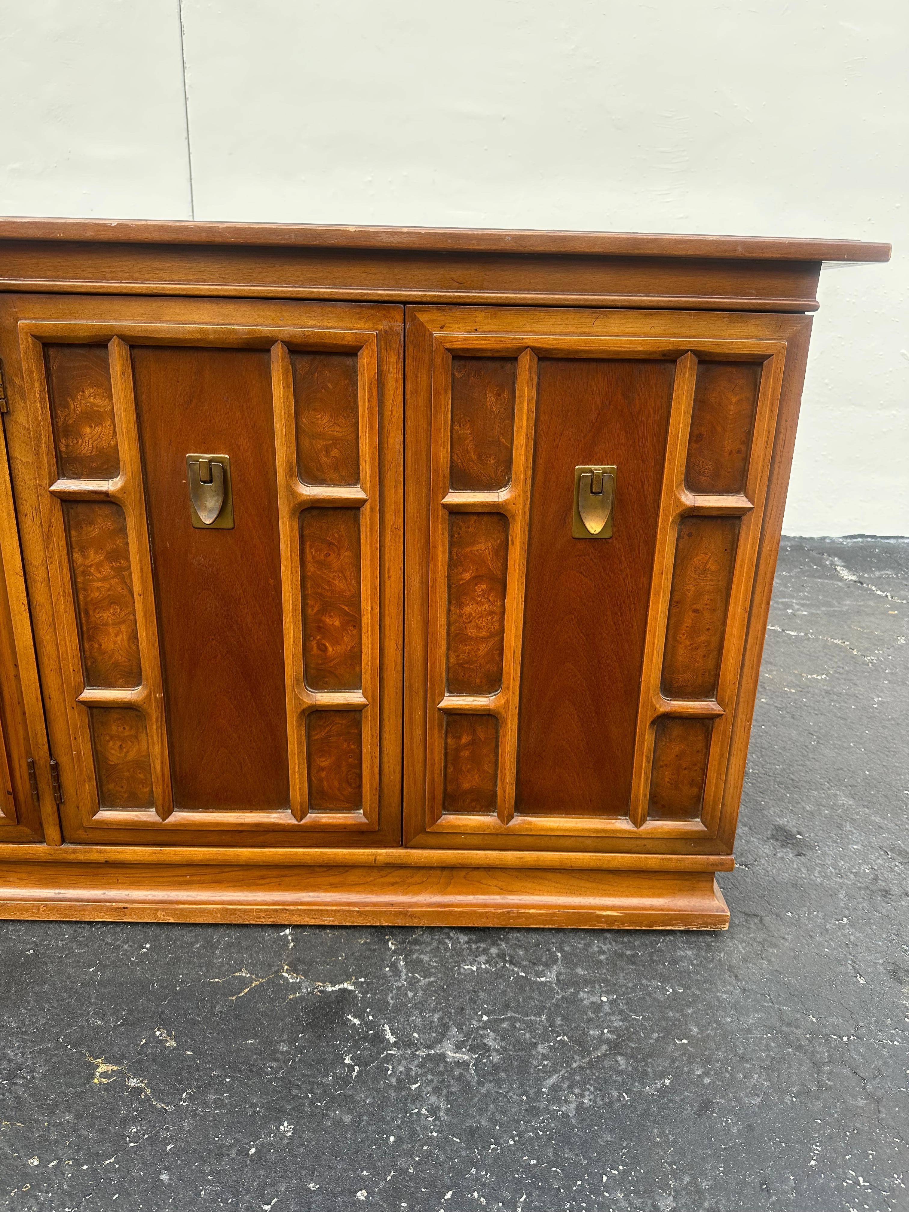 Buffet buffet en bois de bourgogne des années 1960 en vente 3