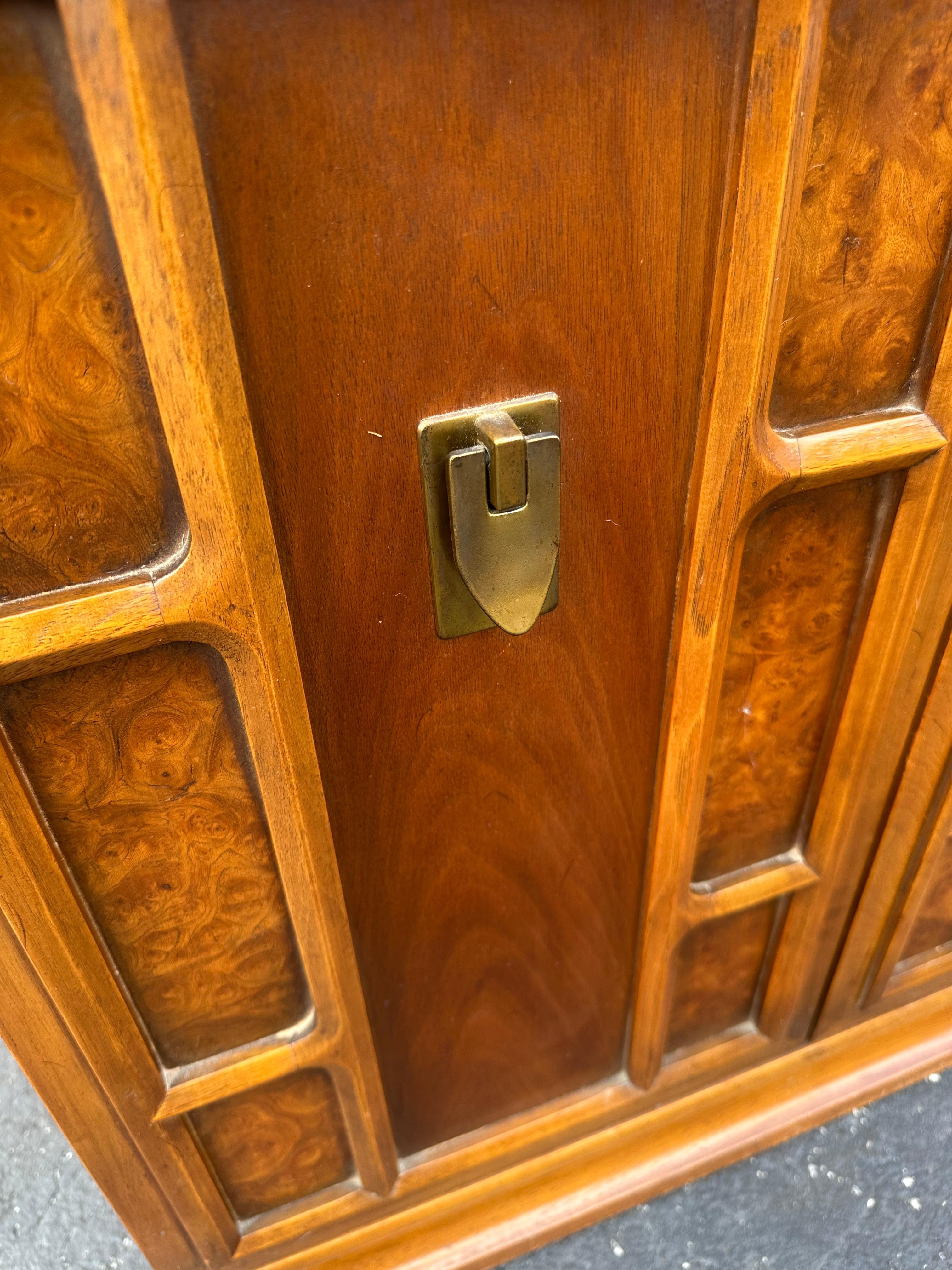 Buffet buffet en bois de bourgogne des années 1960 en vente 4