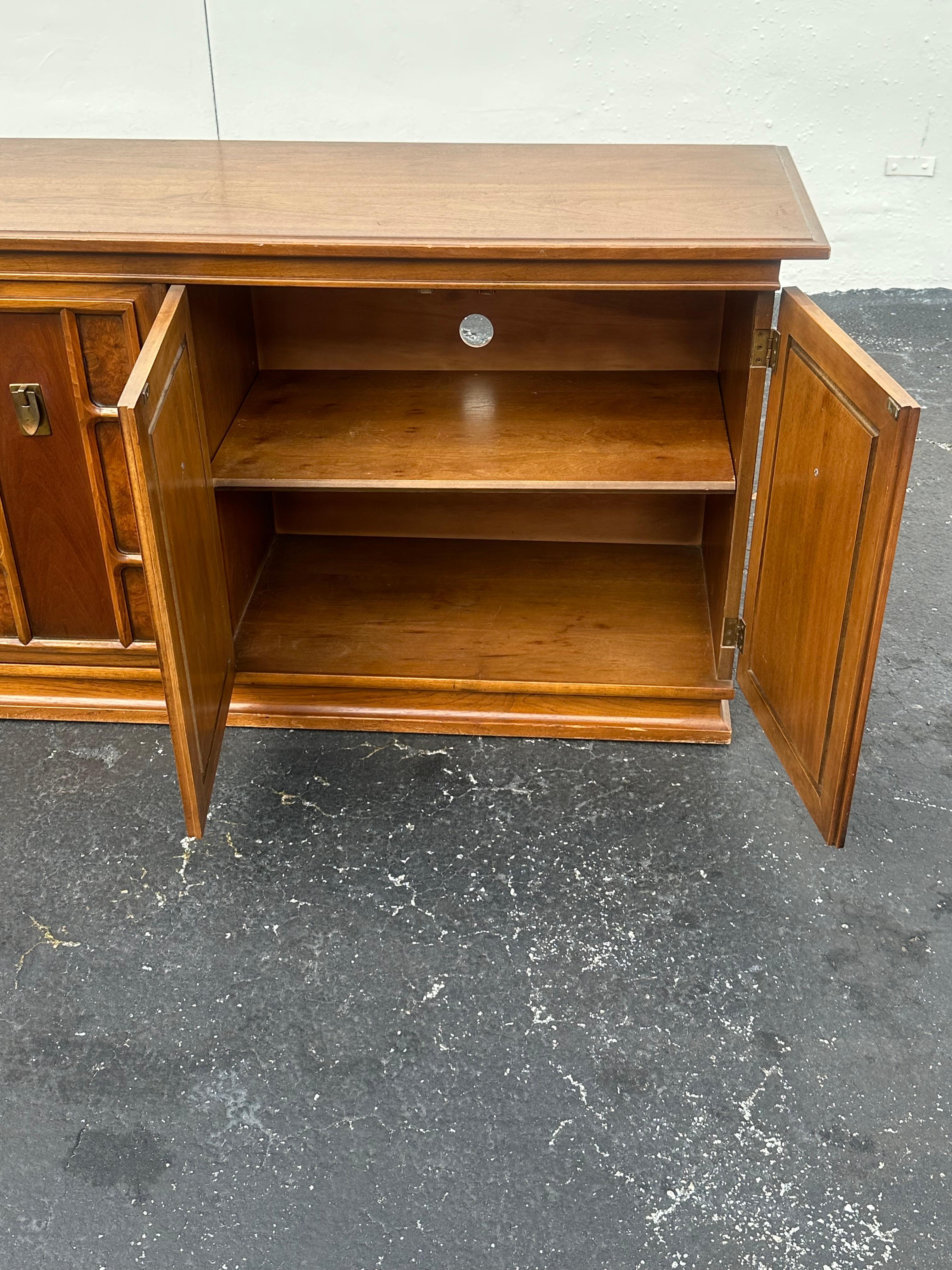 Buffet buffet en bois de bourgogne des années 1960 en vente 5