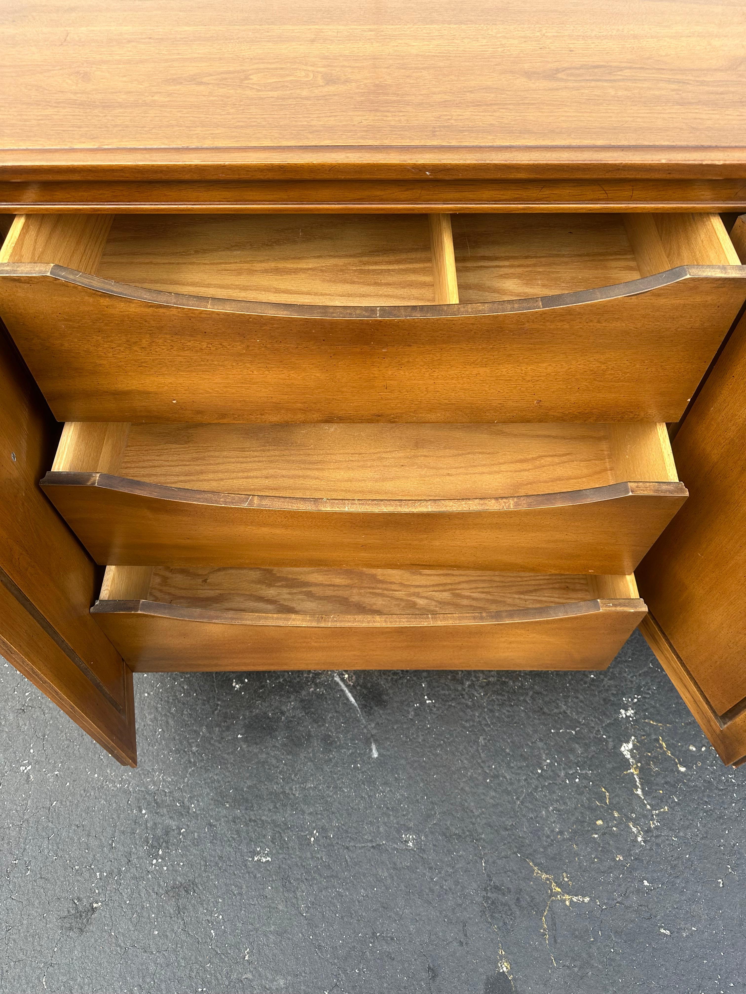 Buffet buffet en bois de bourgogne des années 1960 en vente 6