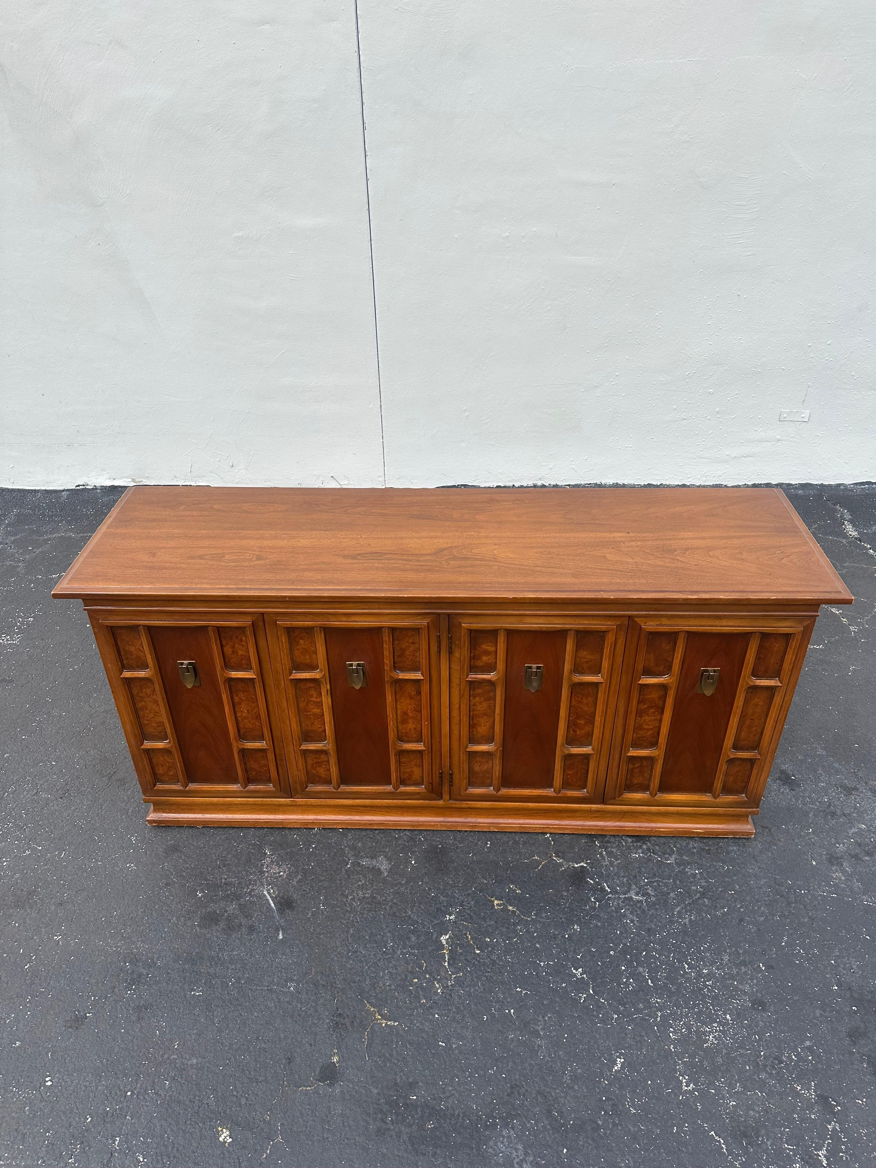 Mid-Century Modern Buffet buffet en bois de bourgogne des années 1960 en vente