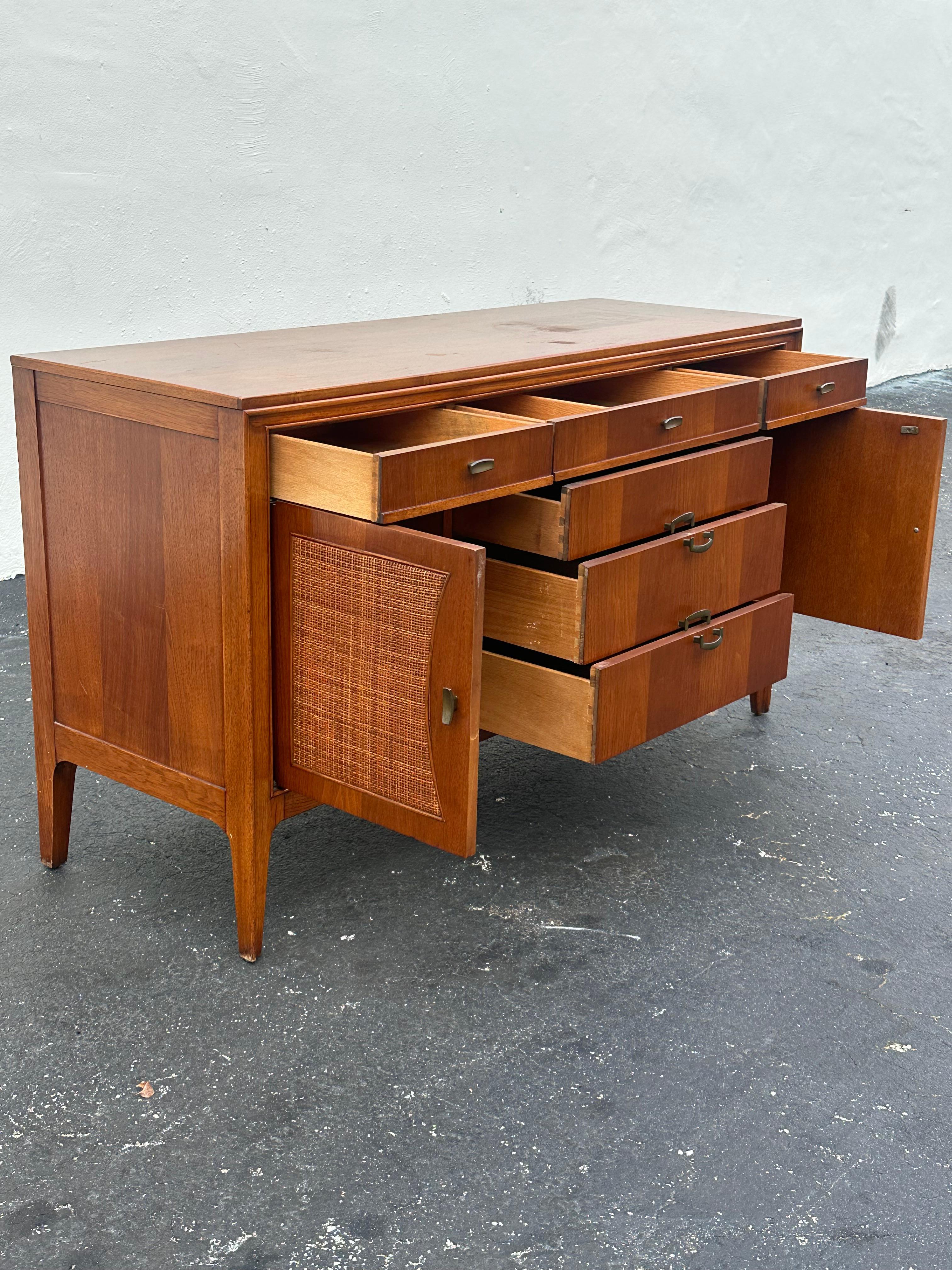 Américain Buffet buffet en bois de bourgogne des années 1960 en vente