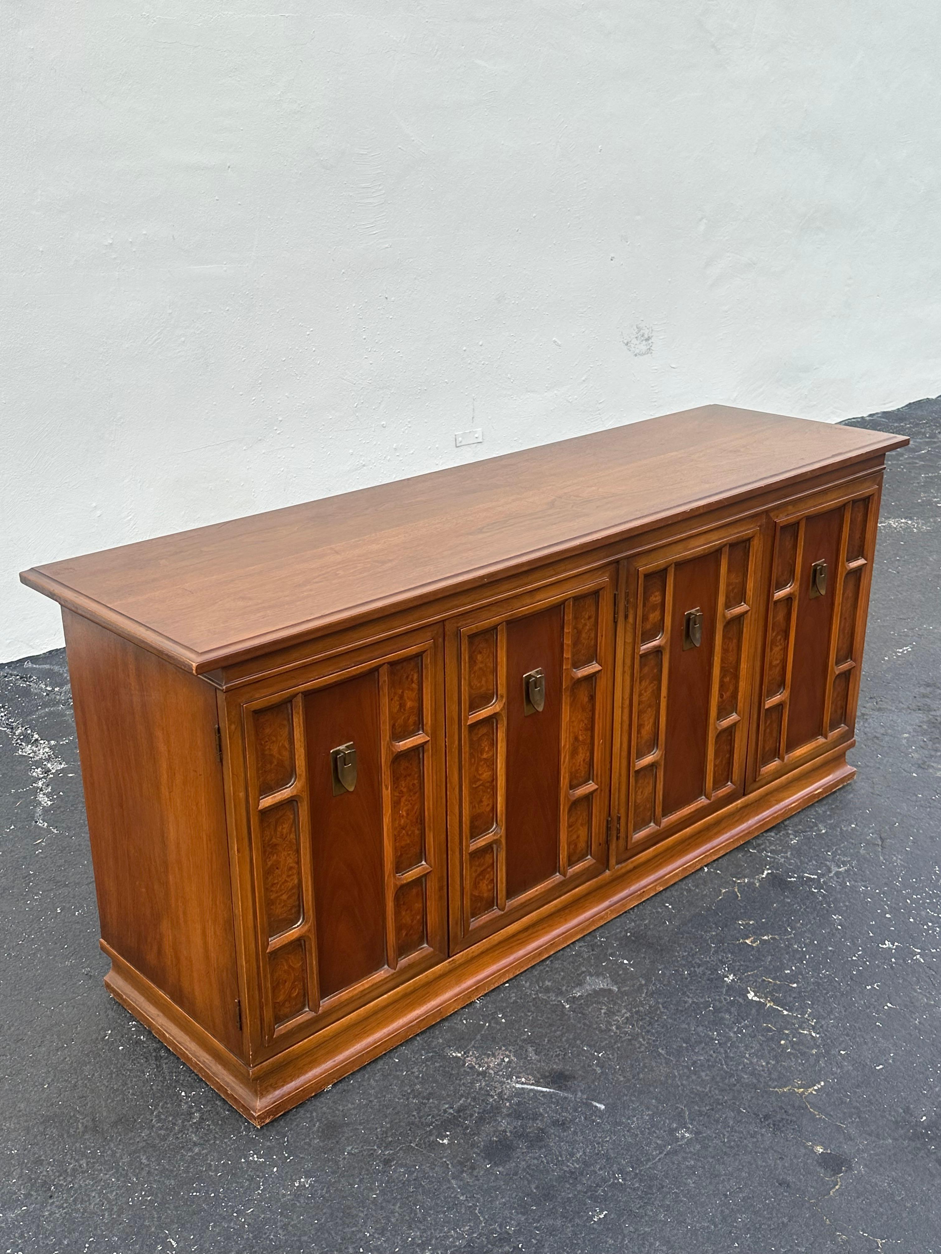 Buffet buffet en bois de bourgogne des années 1960 Bon état - En vente à Fort Lauderdale, FL