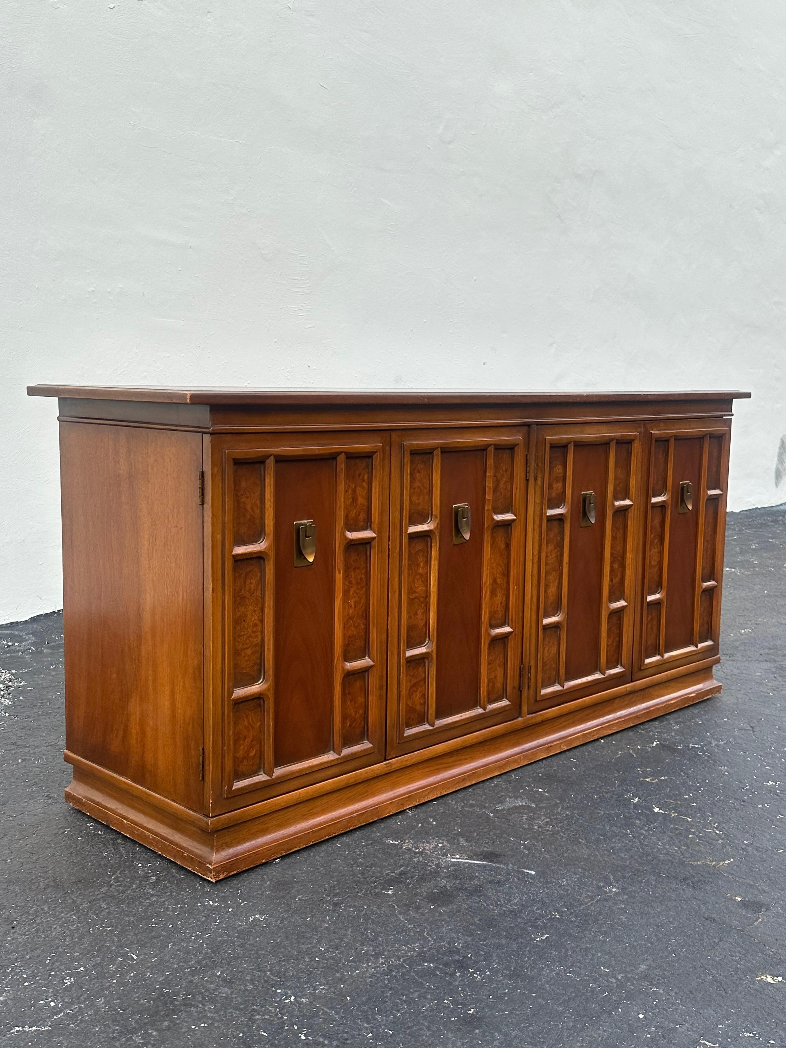 Milieu du XXe siècle Buffet buffet en bois de bourgogne des années 1960 en vente