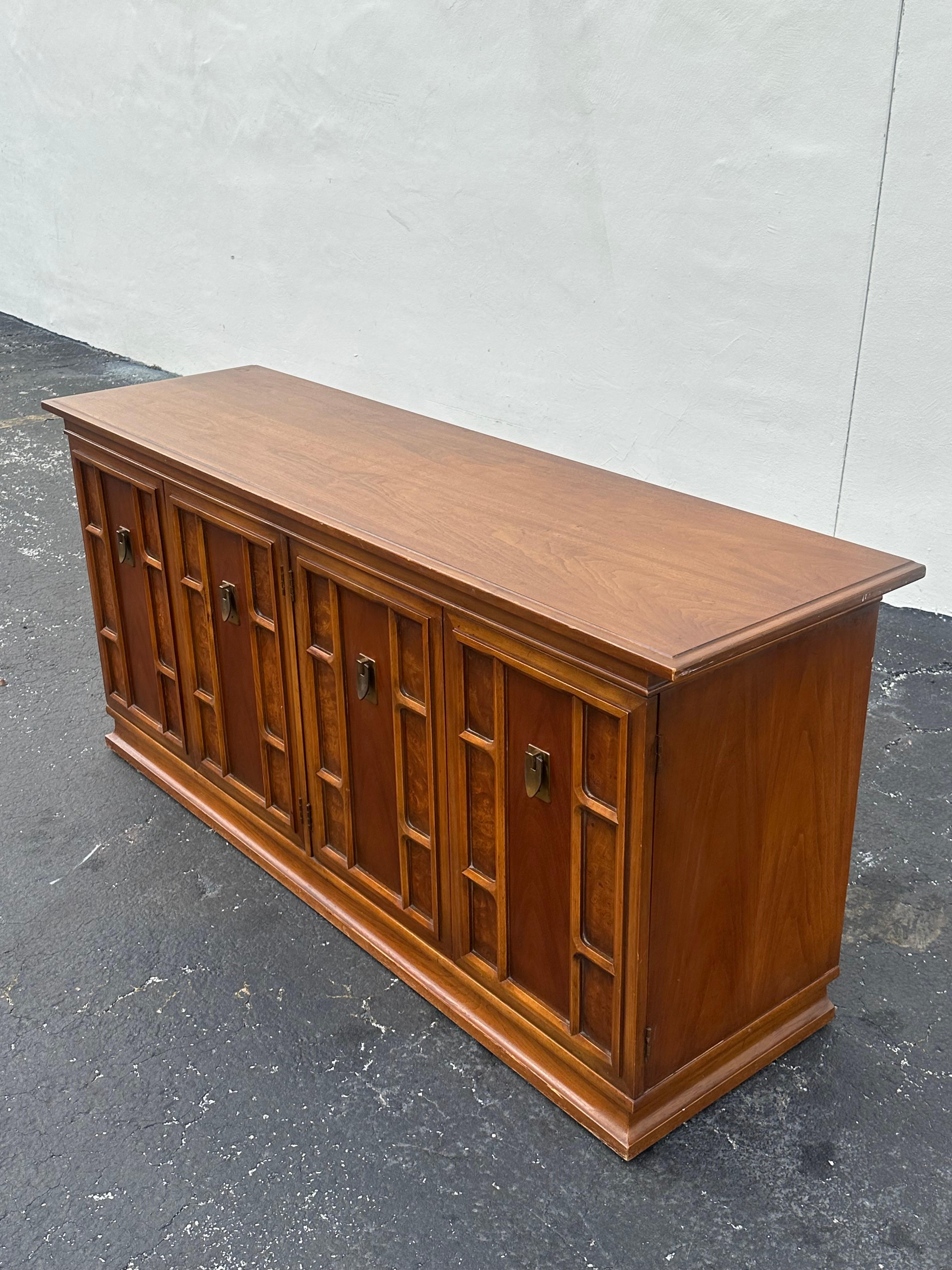 Laiton Buffet buffet en bois de bourgogne des années 1960 en vente