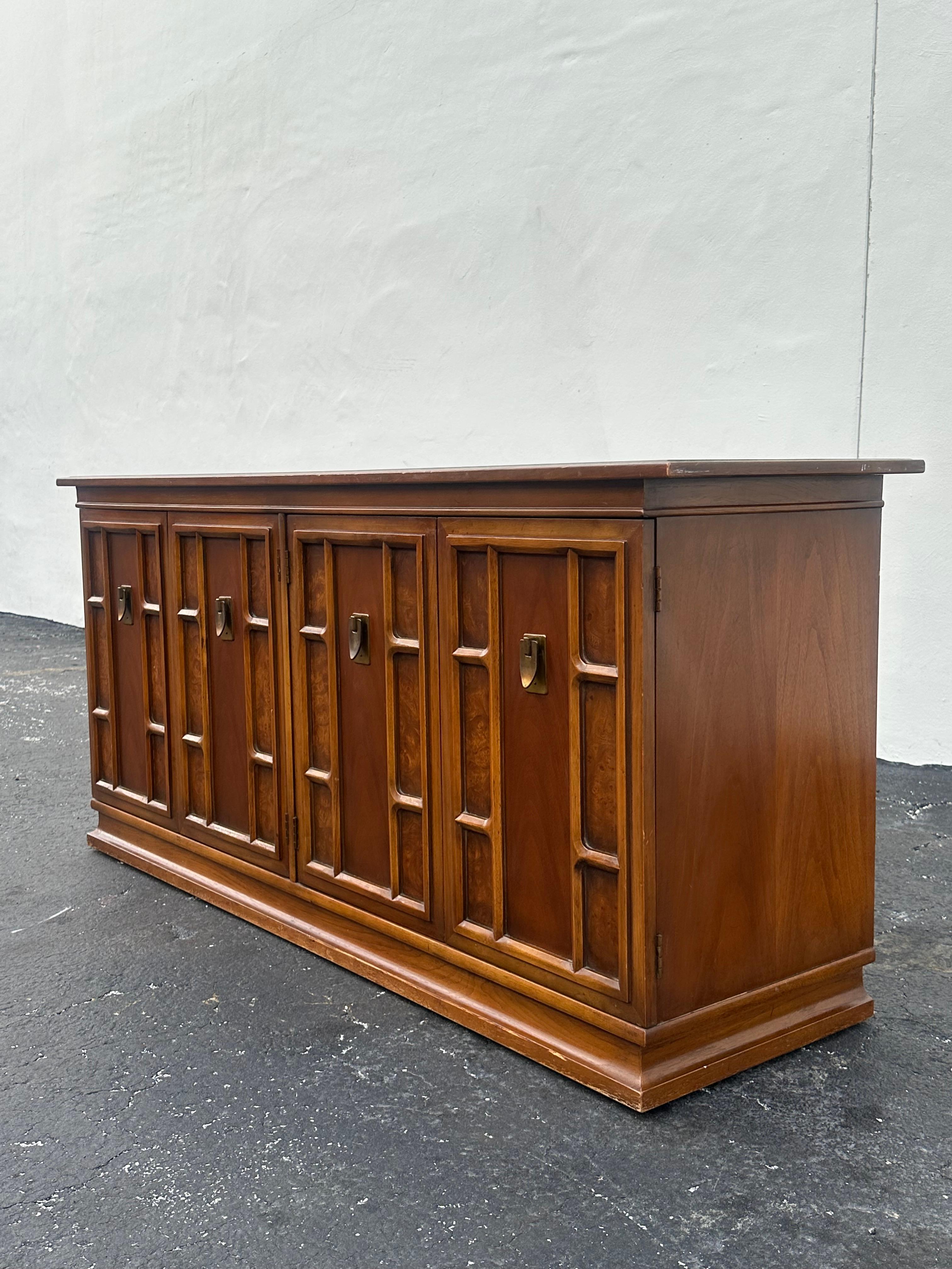 Buffet buffet en bois de bourgogne des années 1960 en vente 1