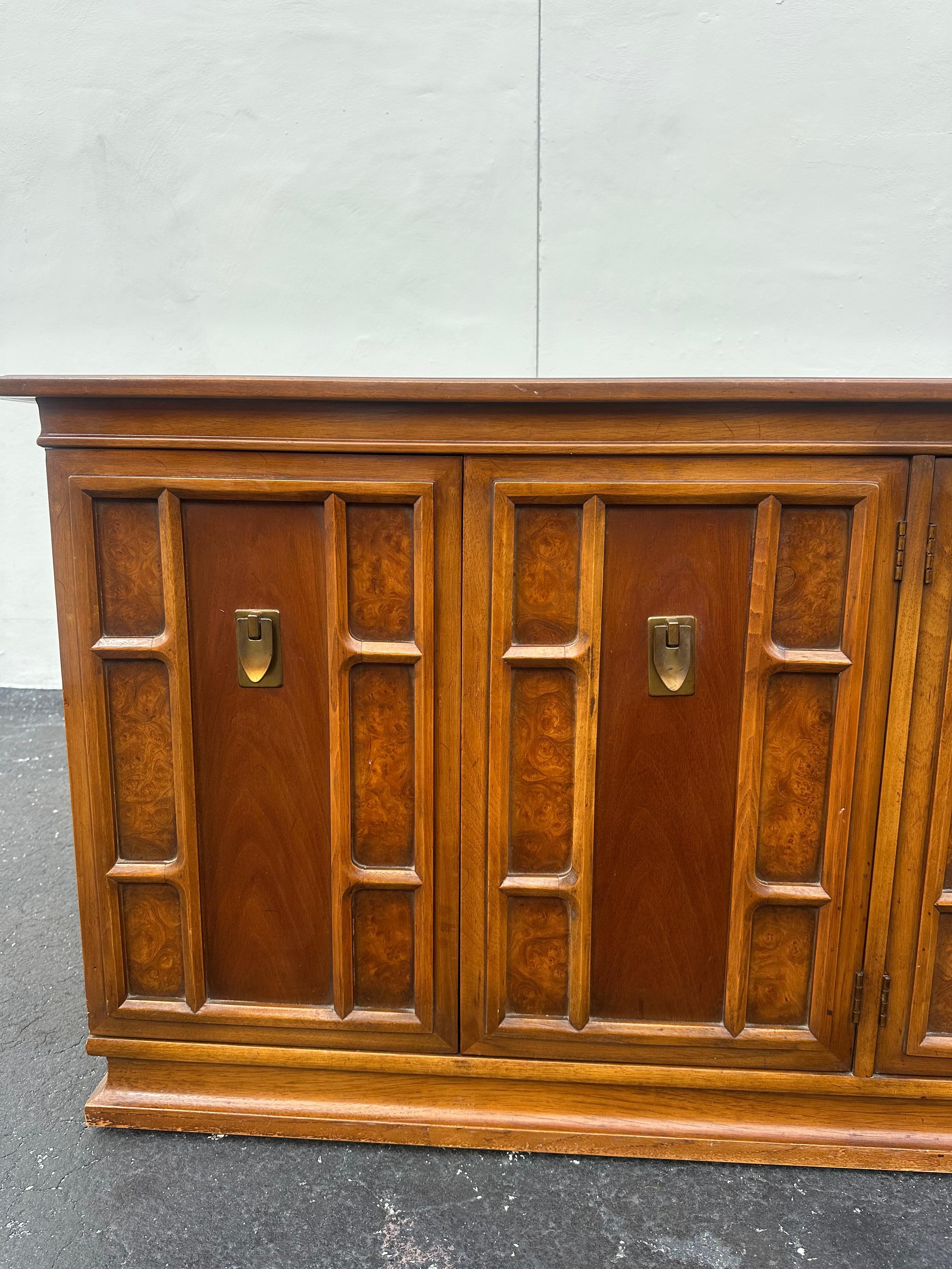 Buffet buffet en bois de bourgogne des années 1960 en vente 2