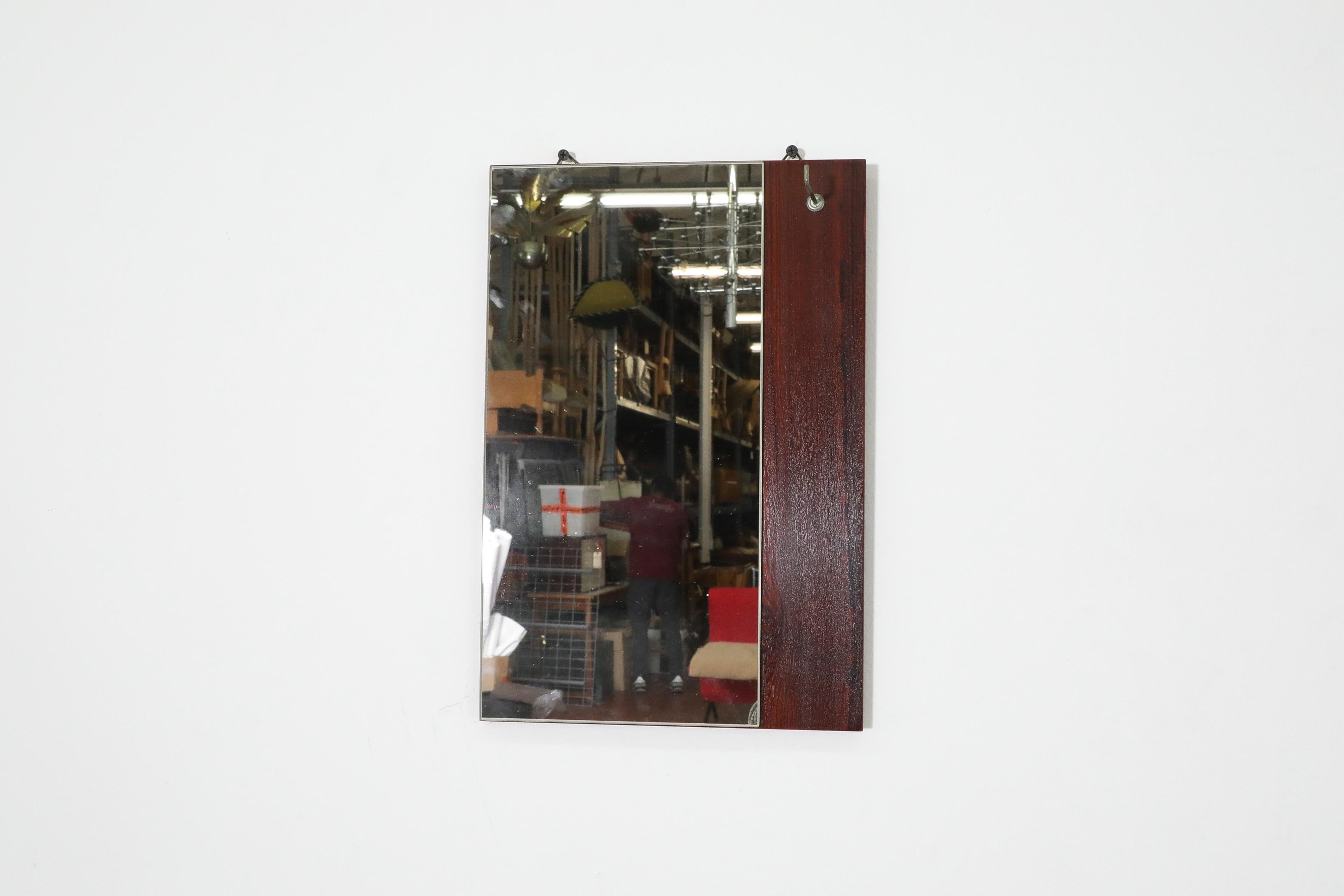 1960er Butler's Mirror und Pinsel auf Teakholzrückwand (Metall) im Angebot