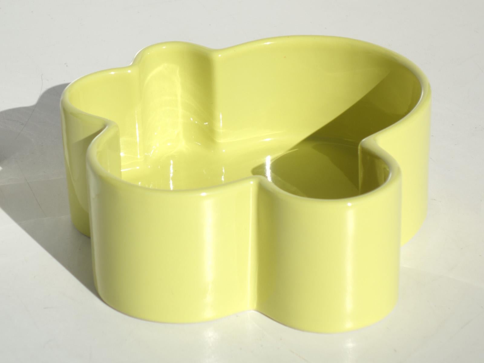 Bols en céramique blancs et jaunes
Excellent état
Mesures : H 7,5 x L 16 x P 10 cm
H 8 x L 20 x P 20 cm.