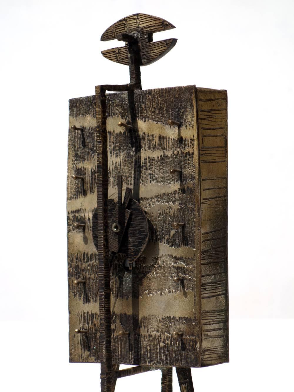 Brutalisme Horloge de table en métal avec figurine de Lorenzo Burchiellaro des années 1960 en vente