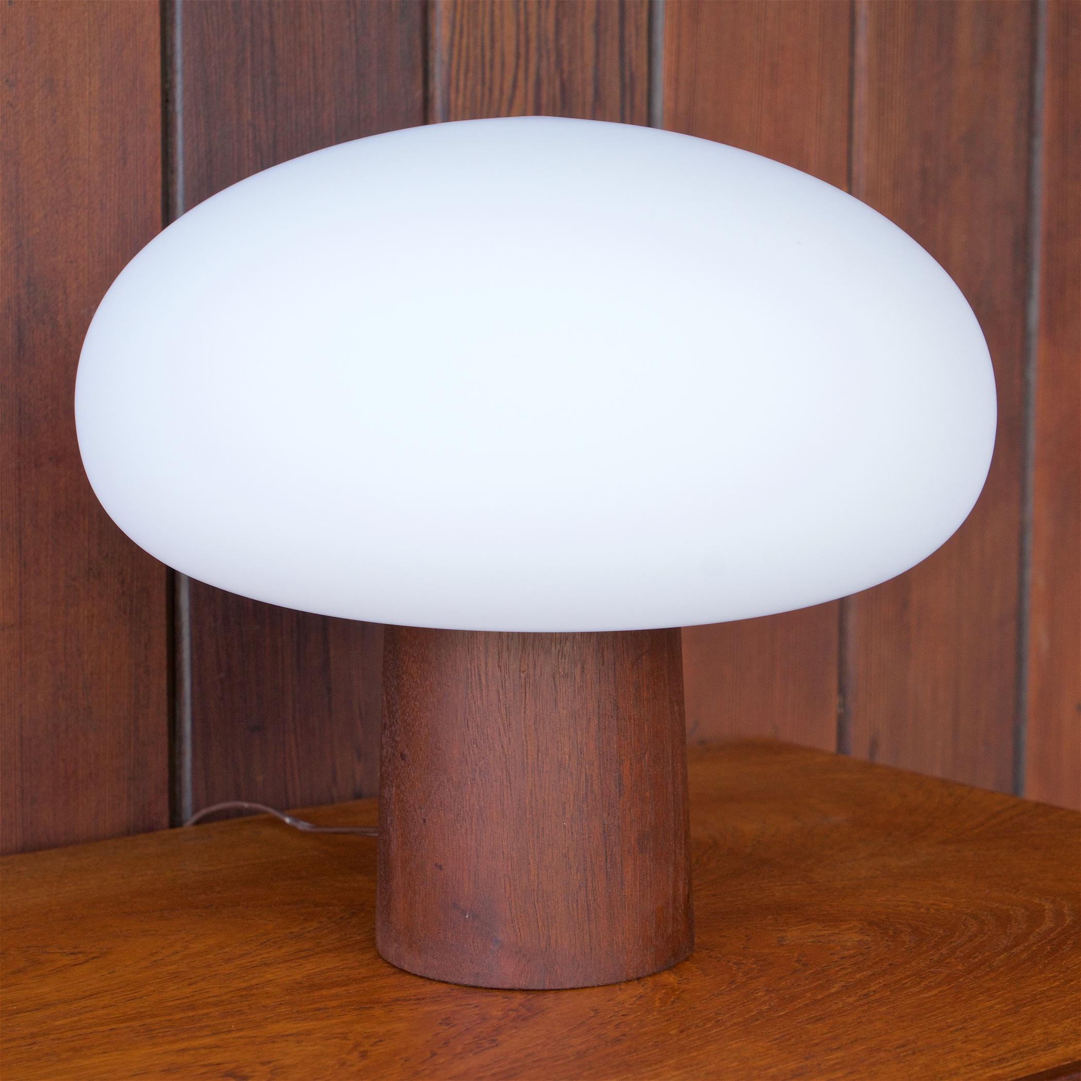 1960s Cabin Modern Laurel Walnut Glass Mushroom Table Lamp Vintage Midcentury In Fair Condition In Hyattsville, MD