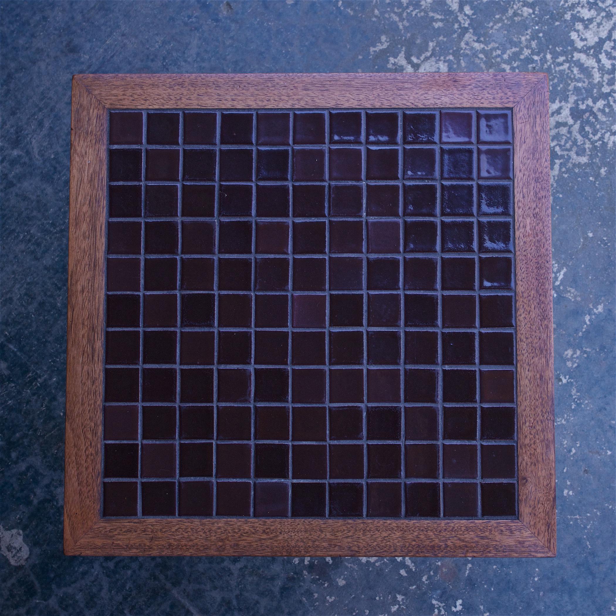 Moderner Martz-Tisch aus Walnussholz und schokoladenfarbener Keramik mit Kachel-Pflanzgefäß MCM, 1960er Jahre (Moderne der Mitte des Jahrhunderts) im Angebot