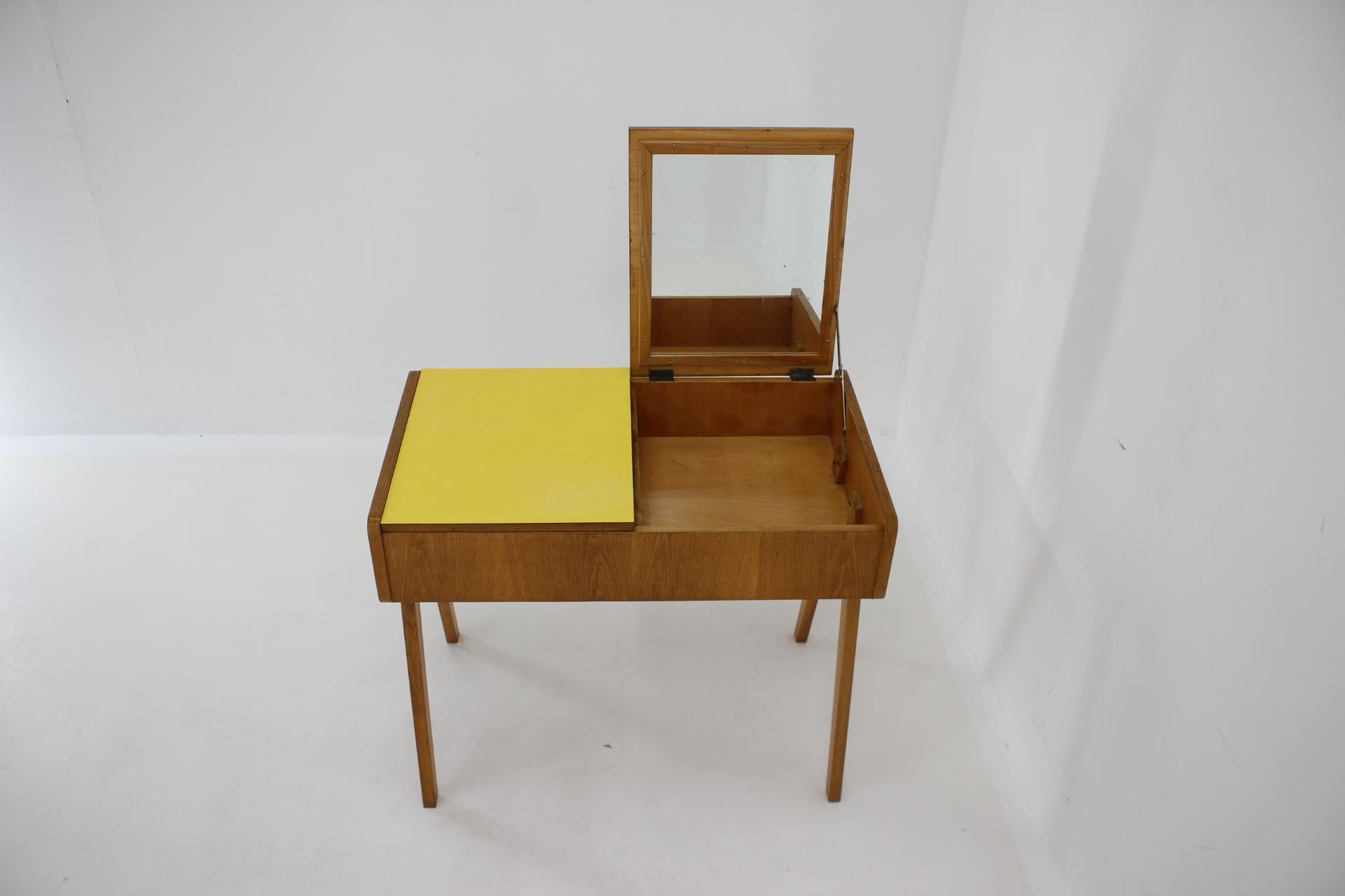 1960er Kabinett/Tisch mit Spiegel, Tschechoslowakei (Holz) im Angebot