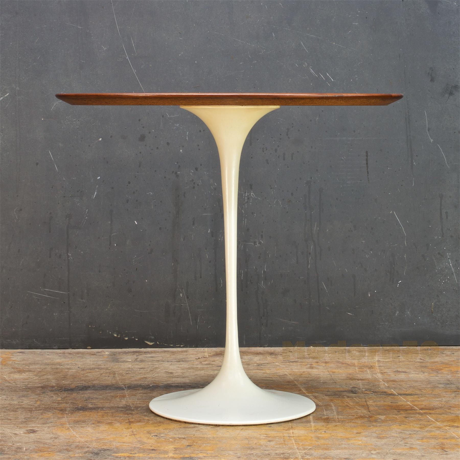 Mid-Century Modern 1960s CabinModern Oval Walnut Tulip Side Table Eero Saarinen Knoll Elliptical For Sale