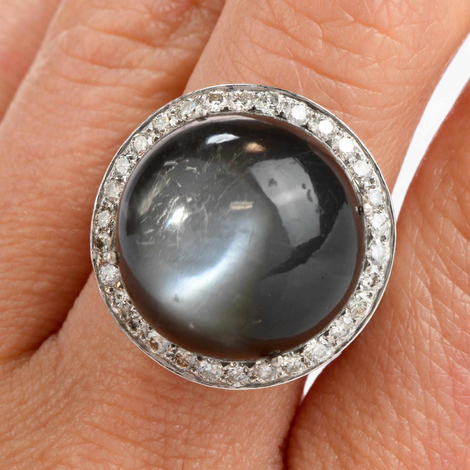 Anello da cocktail con pietra di luna cabochon e diamante in oro 18 carati del 1960 In condizioni ottime a Miami, FL