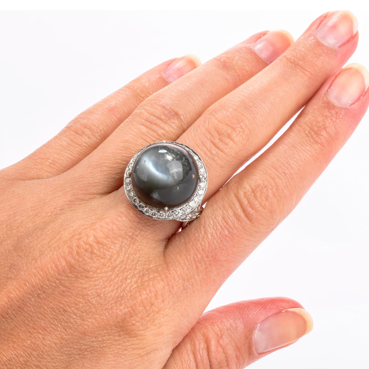 Anello da cocktail con pietra di luna cabochon e diamante in oro 18 carati del 1960 1