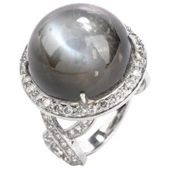 Anello da cocktail con pietra di luna cabochon e diamante in oro 18 carati del 1960