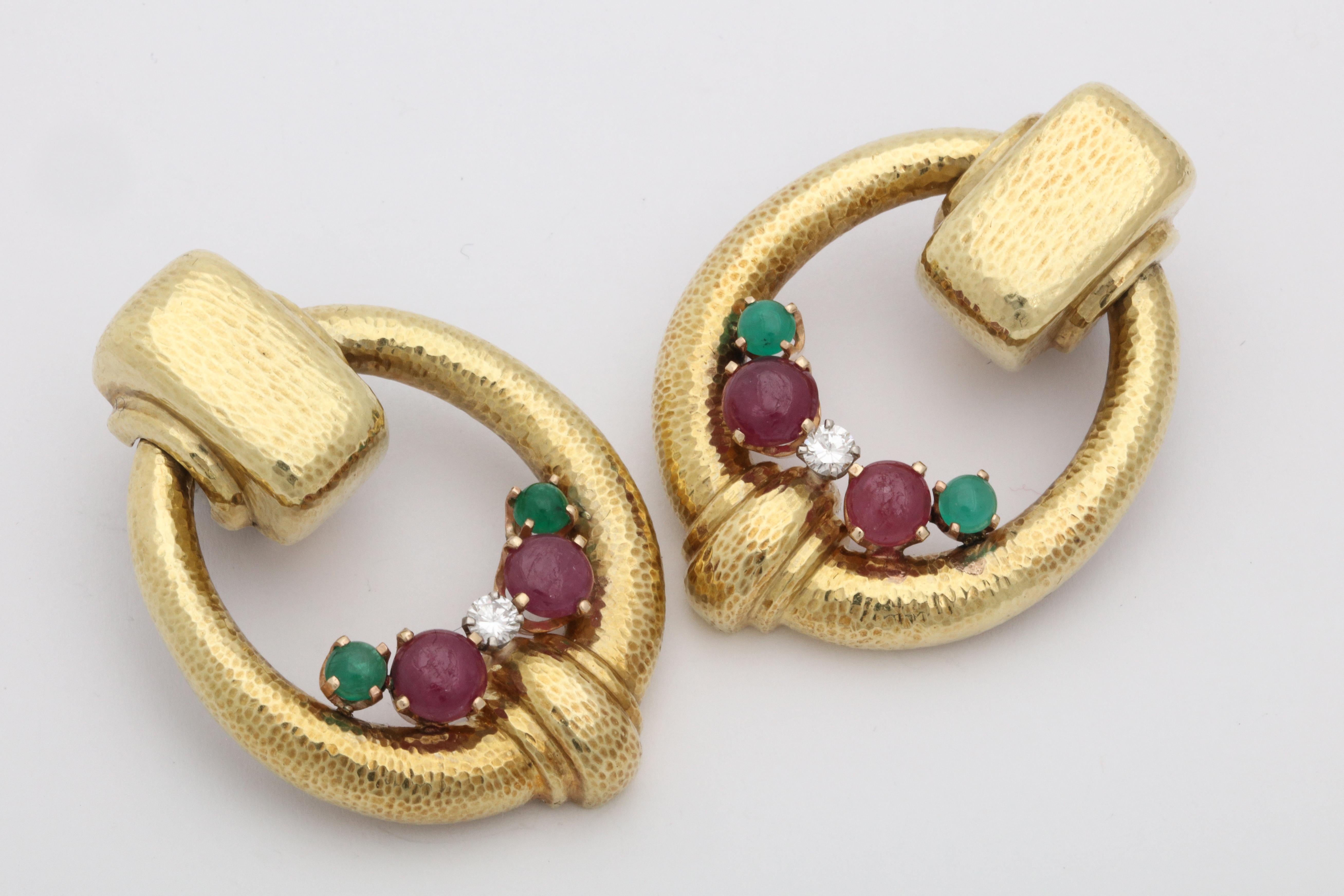 1960s Cabochon Ruby, Emerald and Diamond Hand Hammered Gold Doorknocker Earclips In Good Condition For Sale In New York, NY