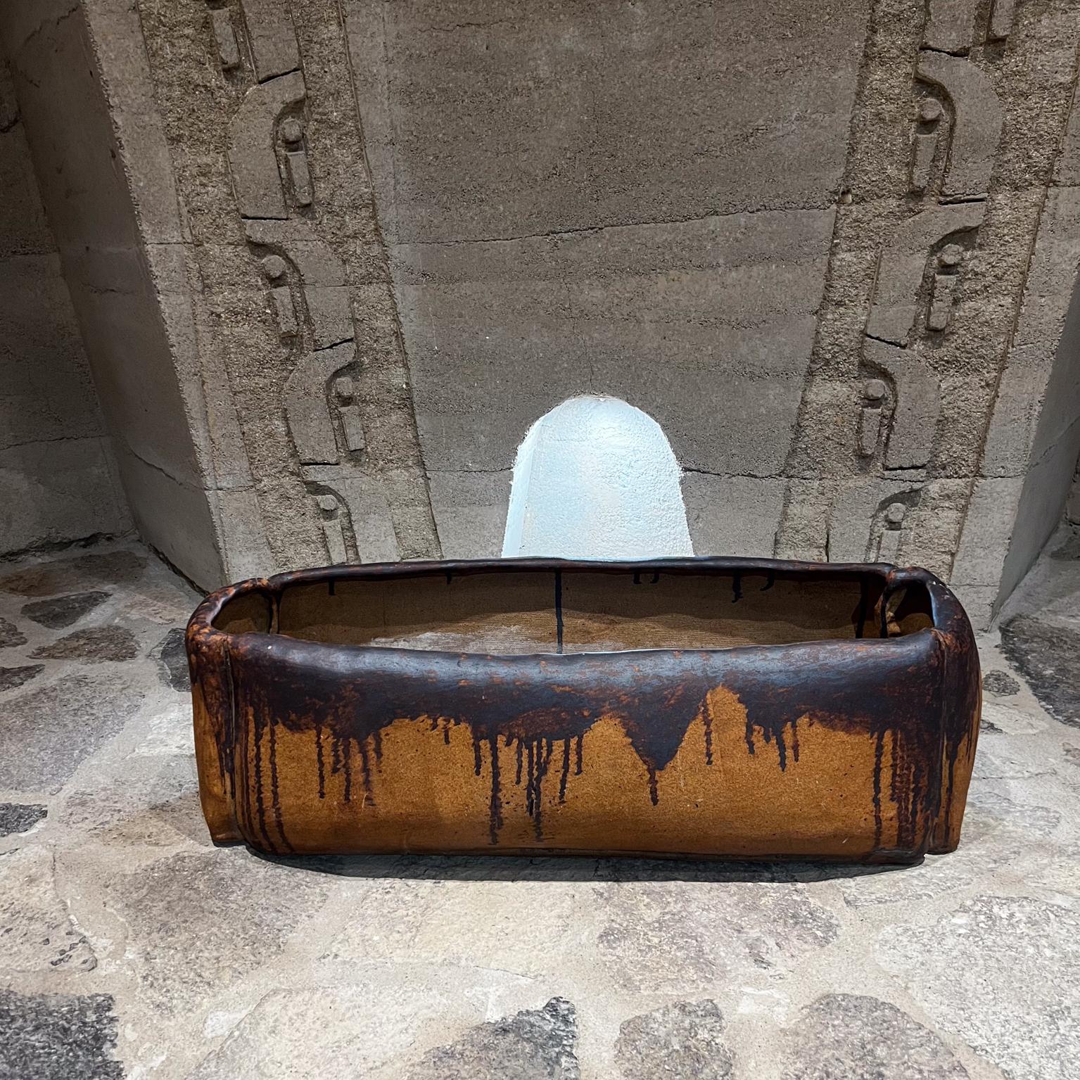 Boîte à fenêtre PLANTER moderne, organique et vitrée, dans le style de David Cressey et Malcolm Leland Architectural Pottery, années 1960.
Non marqué.
10,5 T 33,75 L x 13,75 P
Argile de terre claire avec glaçure sculpturale aux tons bruns foncés. La