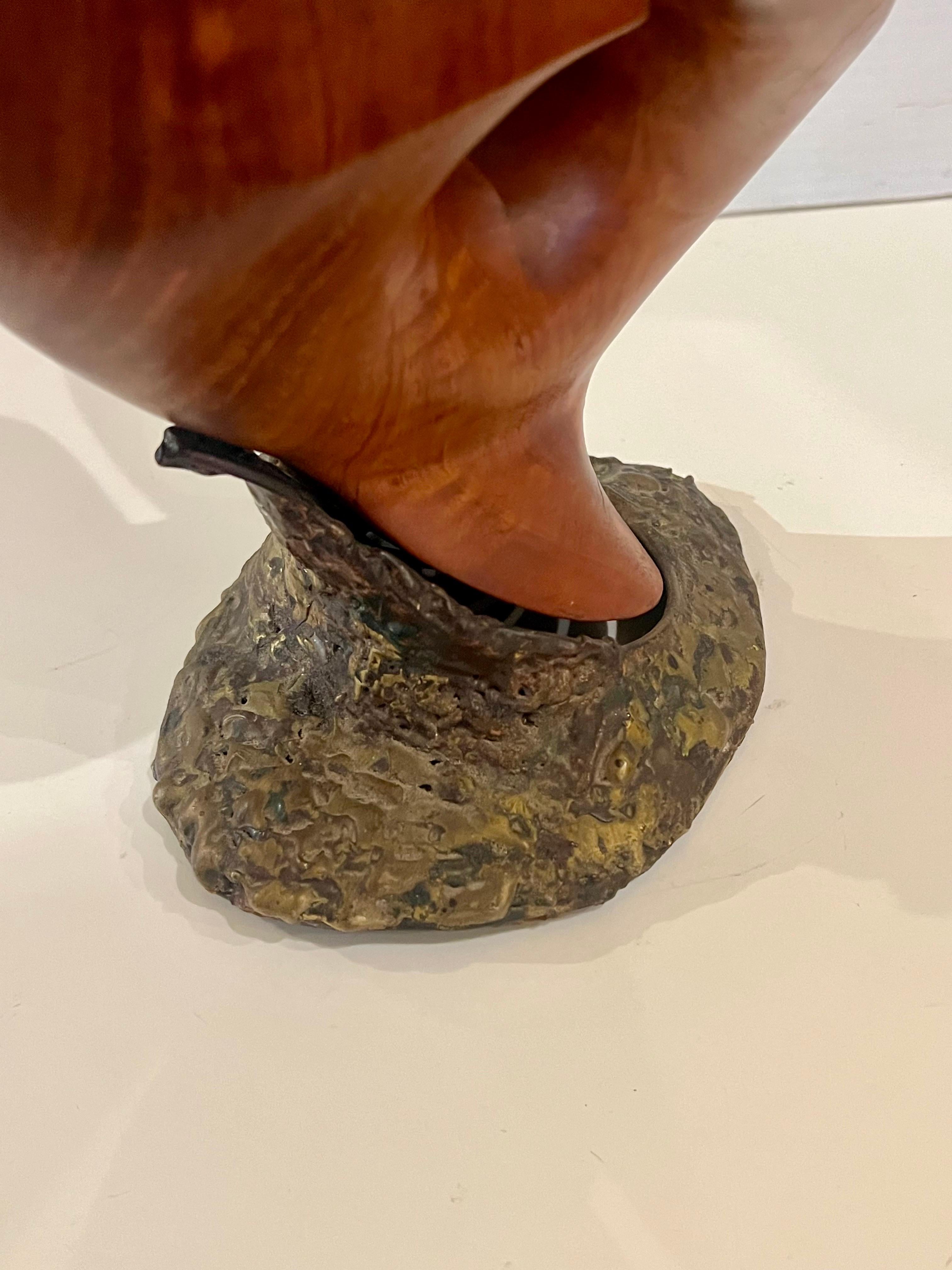 Escultura abstracta de nogal y bronce de diseño californiano de mediados de siglo de 1960 1