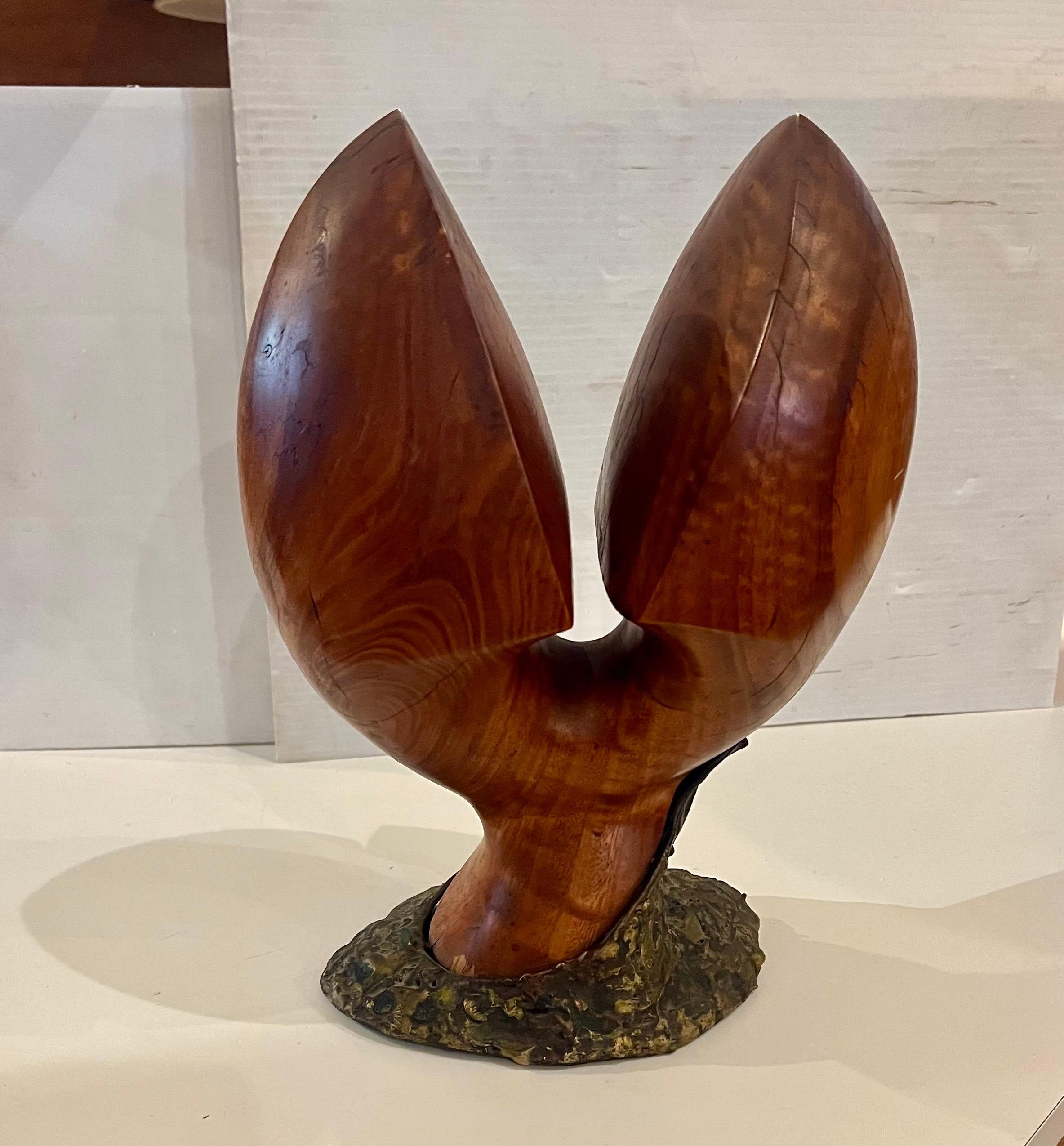 Escultura abstracta de nogal y bronce de diseño californiano de mediados de siglo de 1960 2
