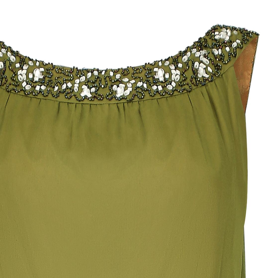 olivgrünes Perlenkleid mit Schleppe aus den 1960er Jahren von dem britischen Nobel-Label California.  Das Kleid besteht aus einem künstlichen Georgette-Stoff, wahrscheinlich Viskose, mit einem weiten Bootsausschnitt, der mit größeren Kristallperlen