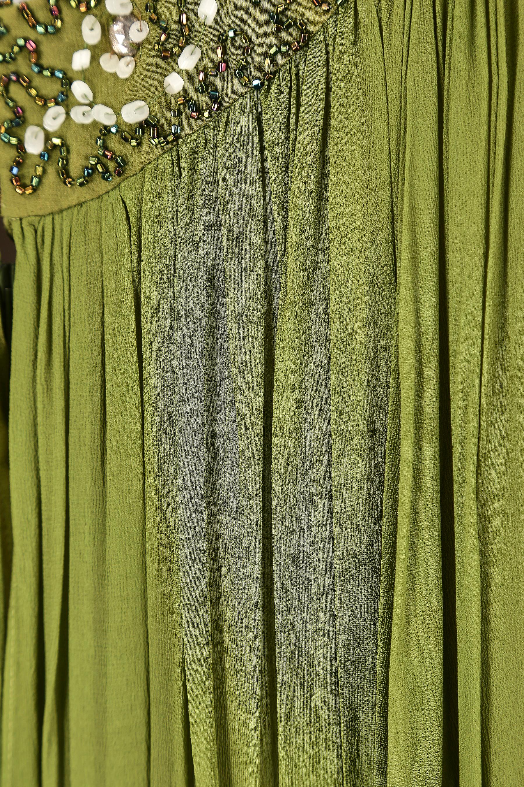 Kalifornien Olivgrünes Chiffon-Perlenkleid mit Schleppe aus den 1960er Jahren im Zustand „Gut“ im Angebot in London, GB