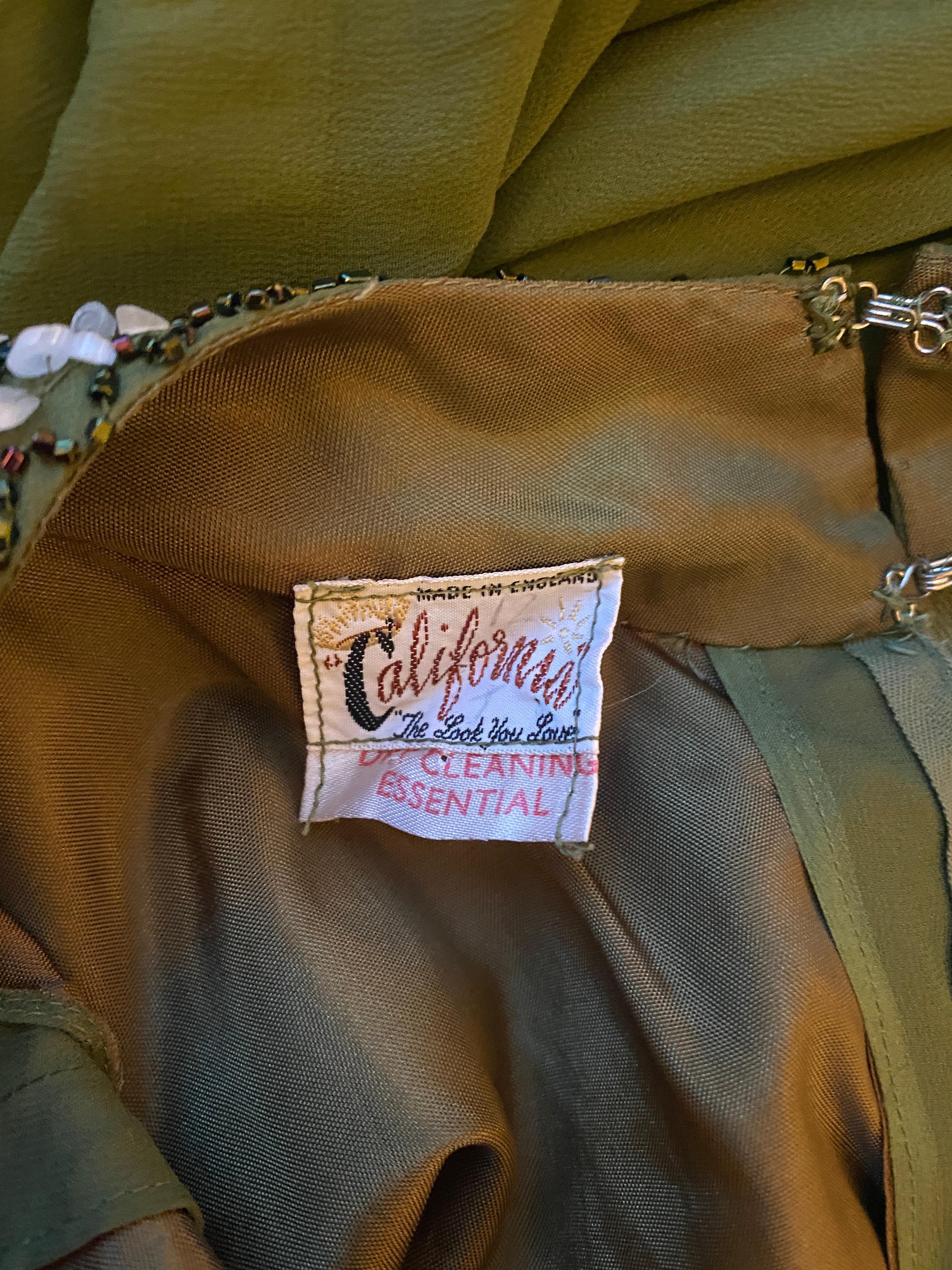 Kalifornien Olivgrünes Chiffon-Perlenkleid mit Schleppe aus den 1960er Jahren im Angebot 2