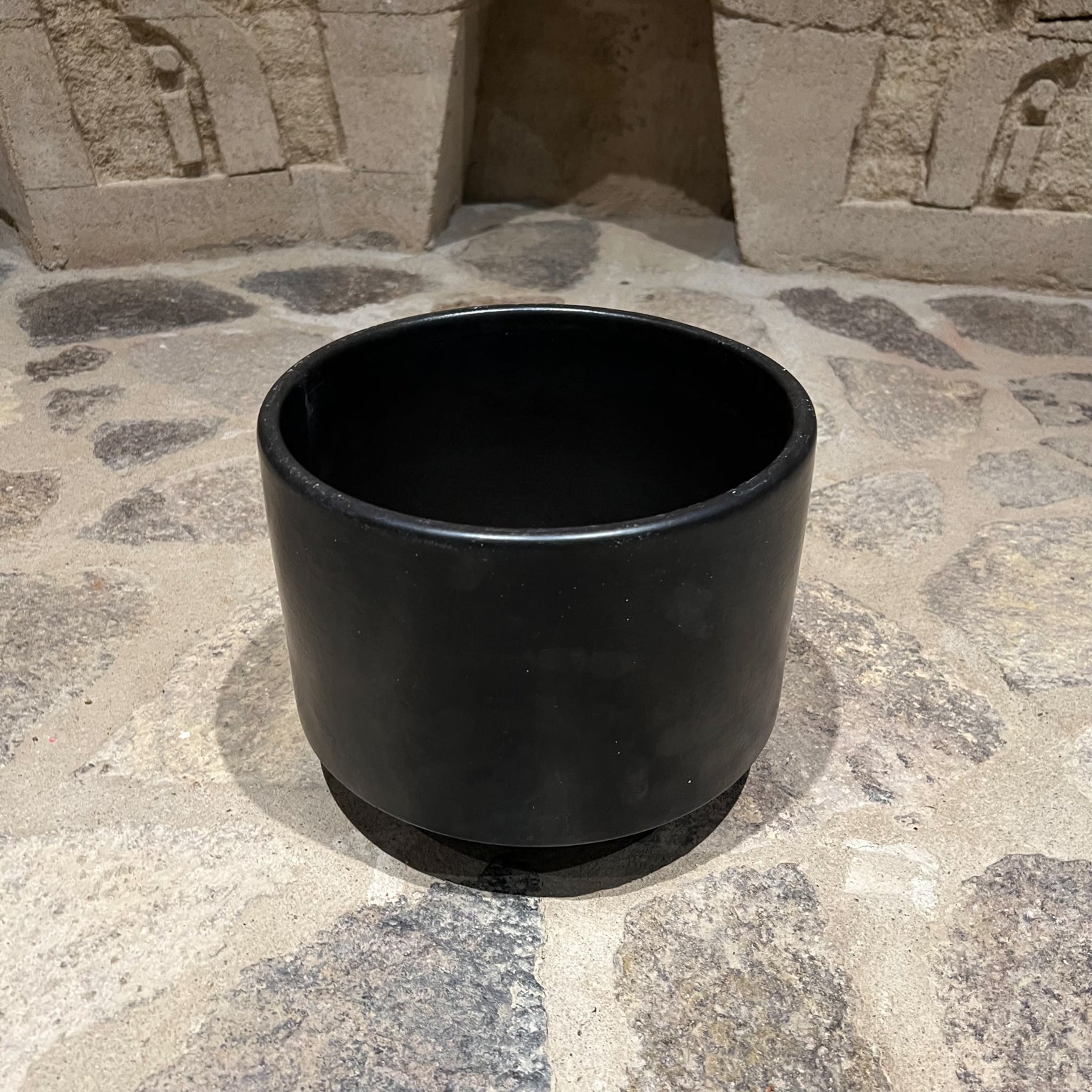1960s California Modern matte black mid century architectural planter pot
Measures: 8 tall x 9.75
Black planter garden patio home
Style of Gainey Pottery. Signed underneath with maker's label. Hard to read.
Original preowned unrestored vintage