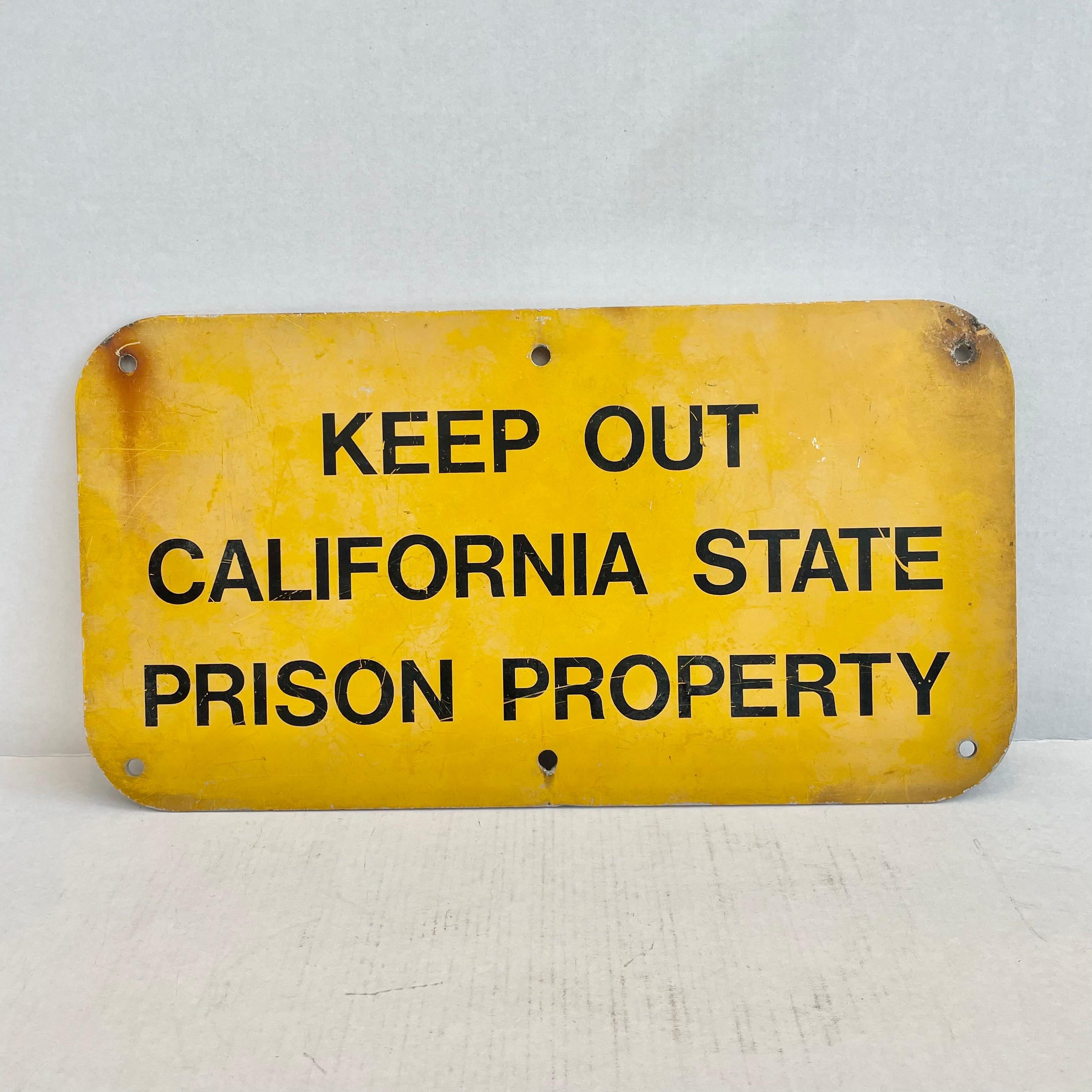 Panneau unique de la prison d'État de Californie portant la mention 