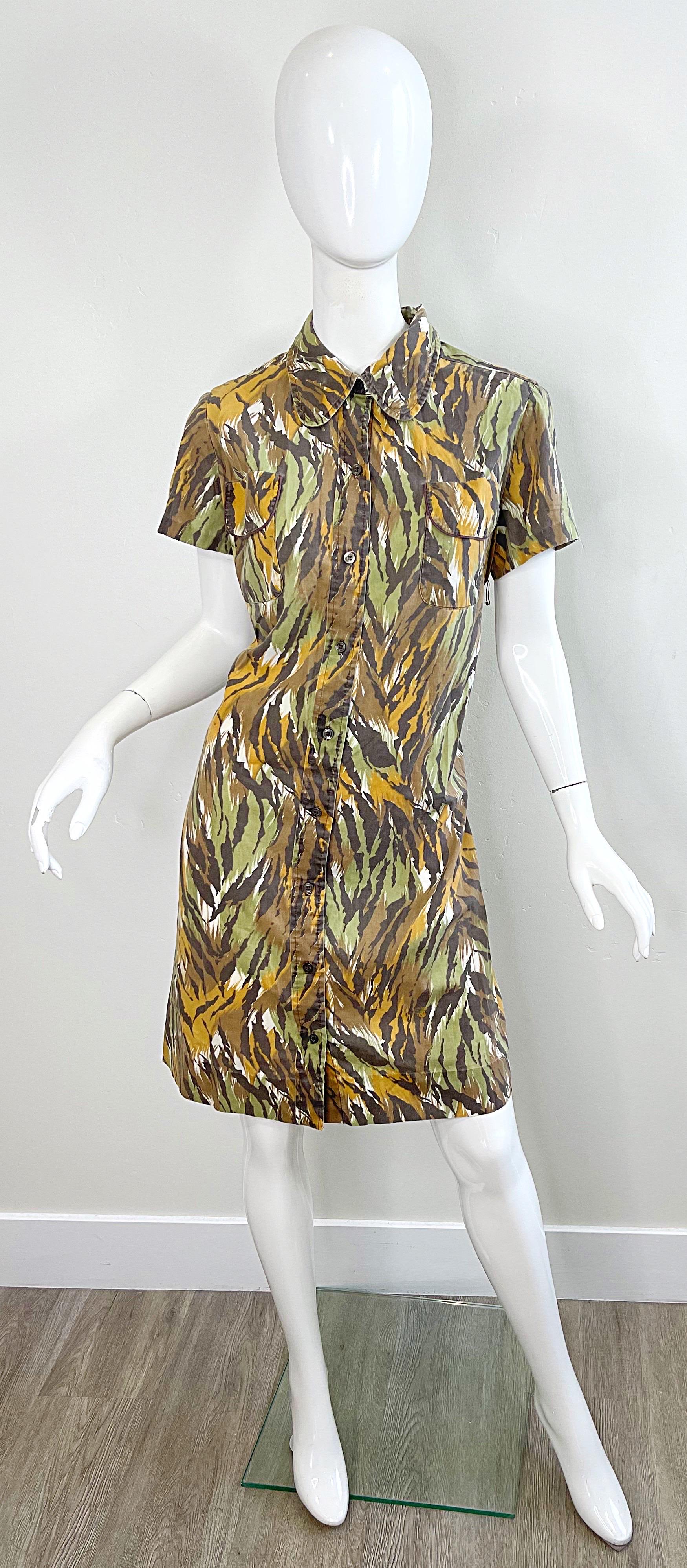 Schickes 1960er Jahre Camouflage Vintage Baumwollhemd Kleid ! Mit warmen Farben in Grün, Braun und Hellbraun. Taschen auf beiden Seiten der Hüften und auf jeder Brust. Knöpfe auf der Vorderseite. Toll mit Gürtel oder allein. Tragen Sie dazu flache