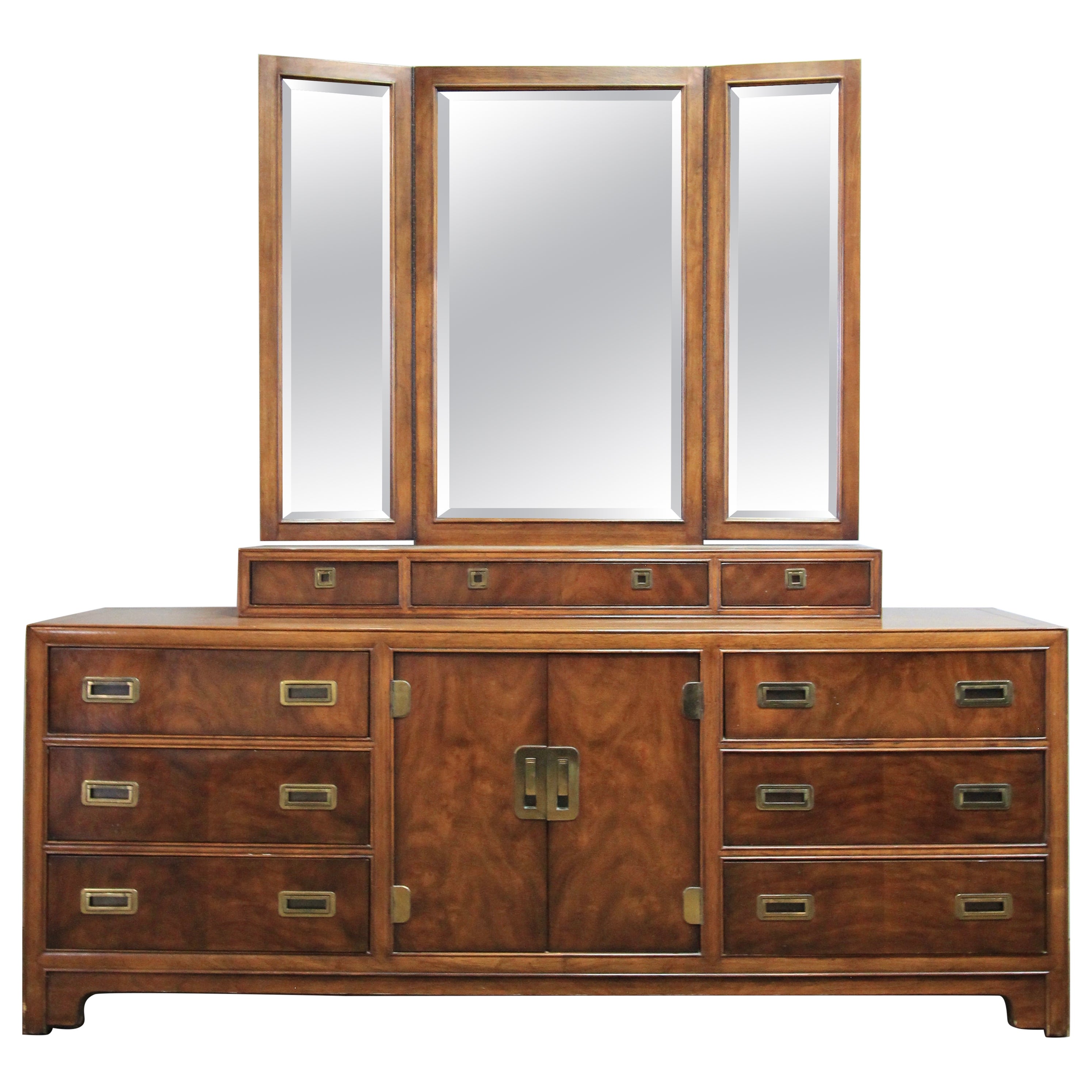 Commode triple « Drexel Dynasty » de style « Campaigner » des années 1960, avec miroir en vente