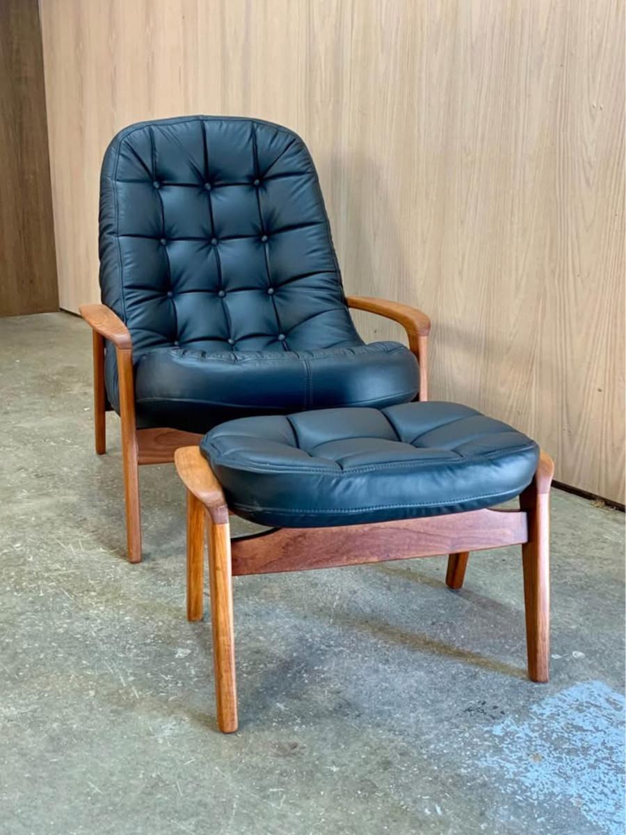 Mid-Century Modern 1960s Canadian Teak and Leather Scoop Lounge Chair and Ottoman