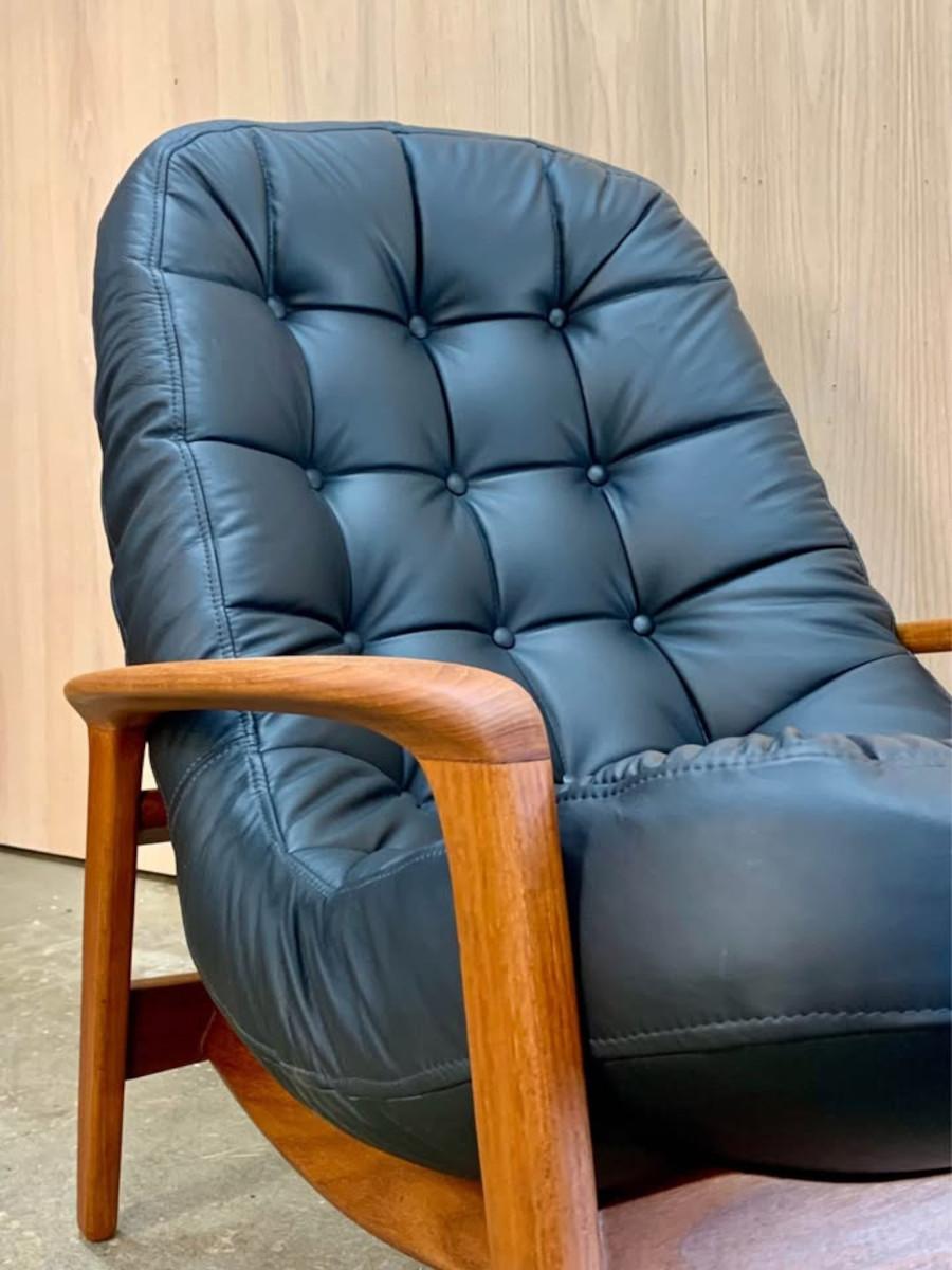 1960s Canadian Teak and Leather Scoop Lounge Chair and Ottoman In Excellent Condition In Victoria, BC