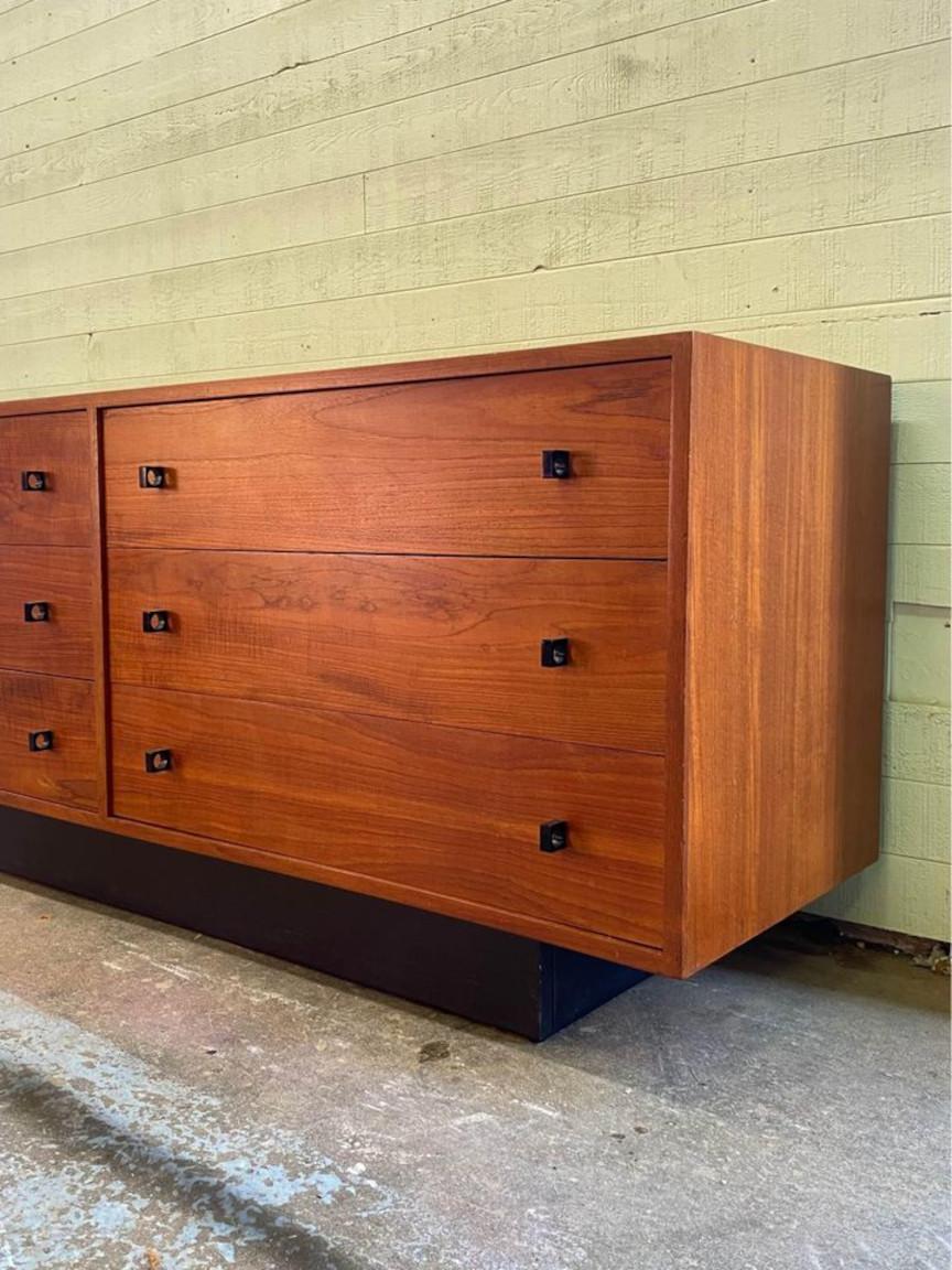 Nice quality vintage teak dresser made right here in Canada in the 1970s, this piece features interesting metal pulls, a vinyl wrapped base, and solid wood dovetail drawer fronts. Freshly restored by our team, it now stands in excellent condition.