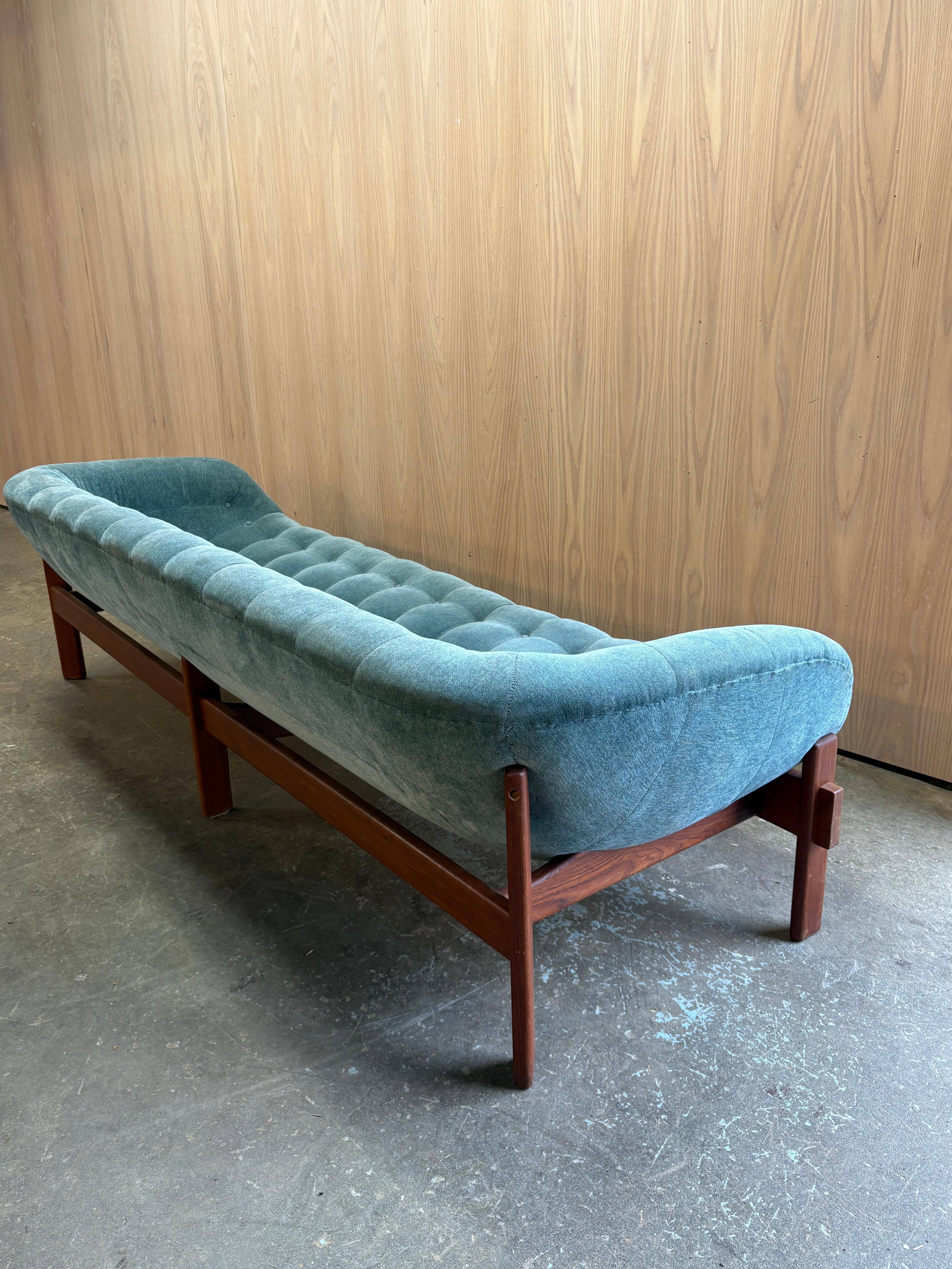 1960s Canadian Teak Tub Sofa by R Huber 7
