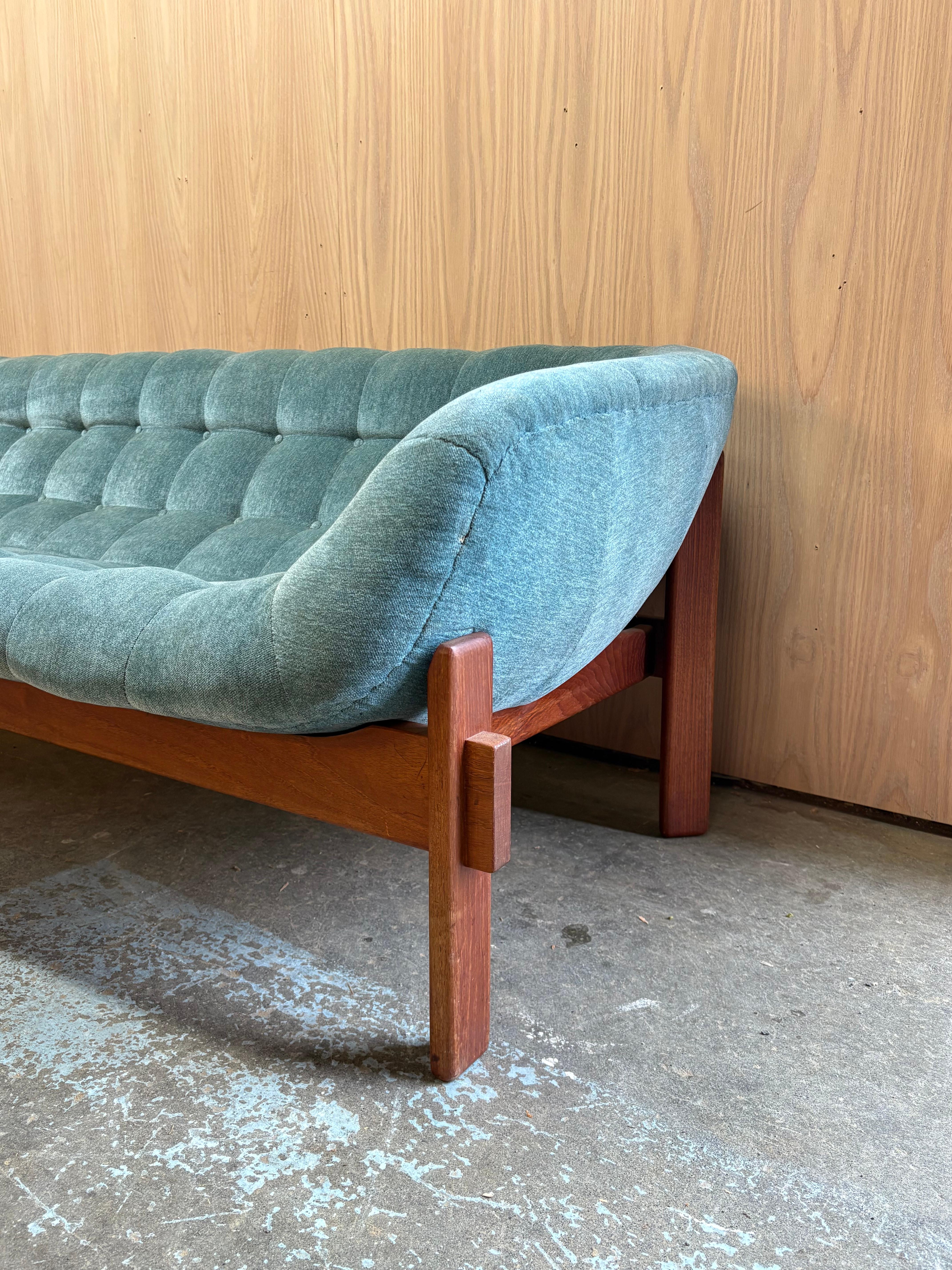 1960s Canadian Teak Tub Sofa by R Huber In Excellent Condition In Victoria, BC