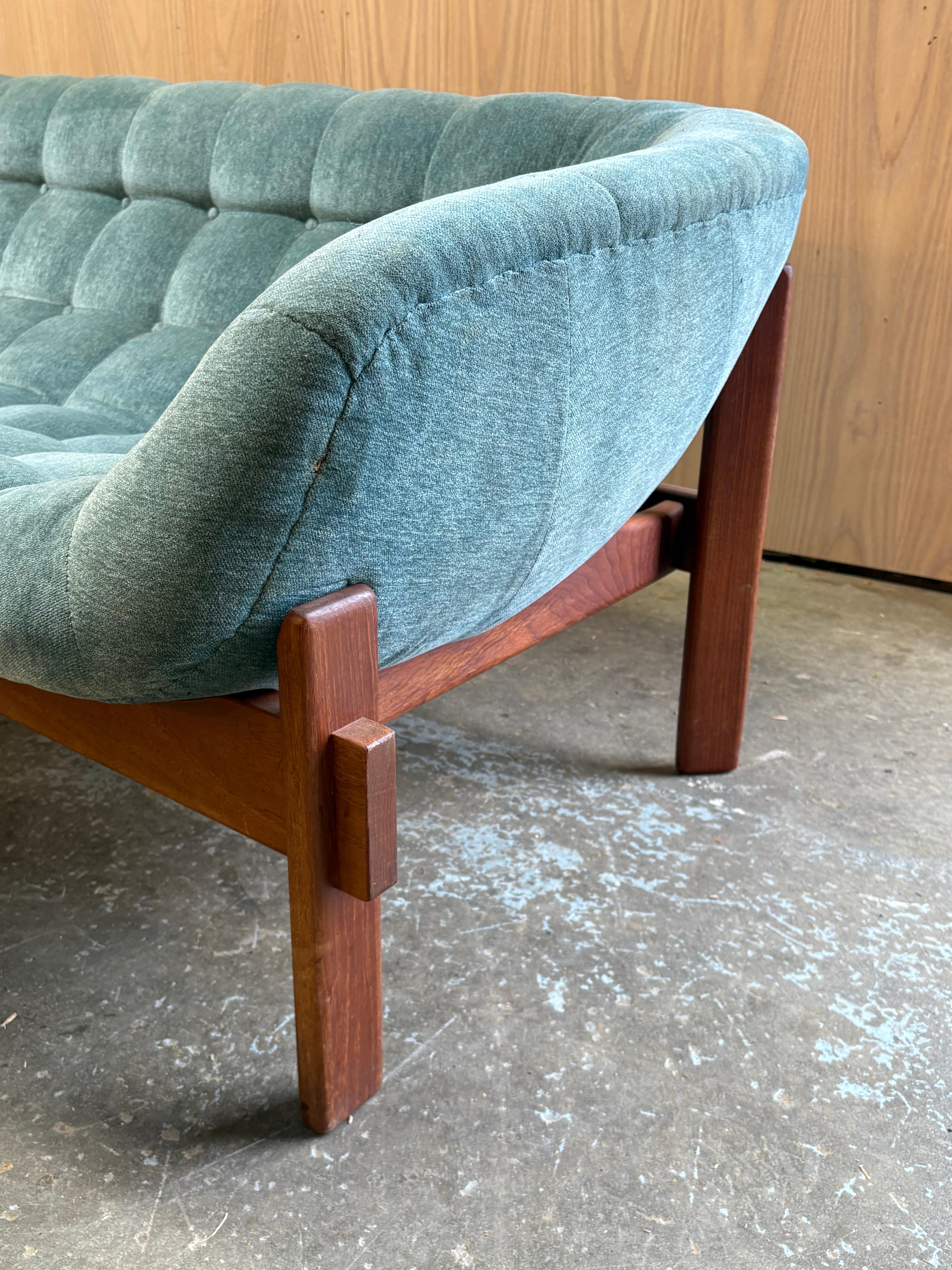 1960s Canadian Teak Tub Sofa by R Huber 4