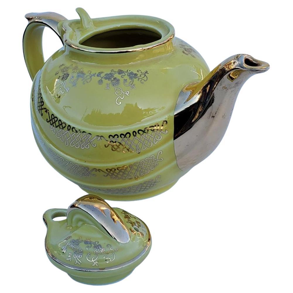 1960s Canary Yellow Teapot With 24K Gold Gilding "Made In USA" by HALL Ceramics in vendita