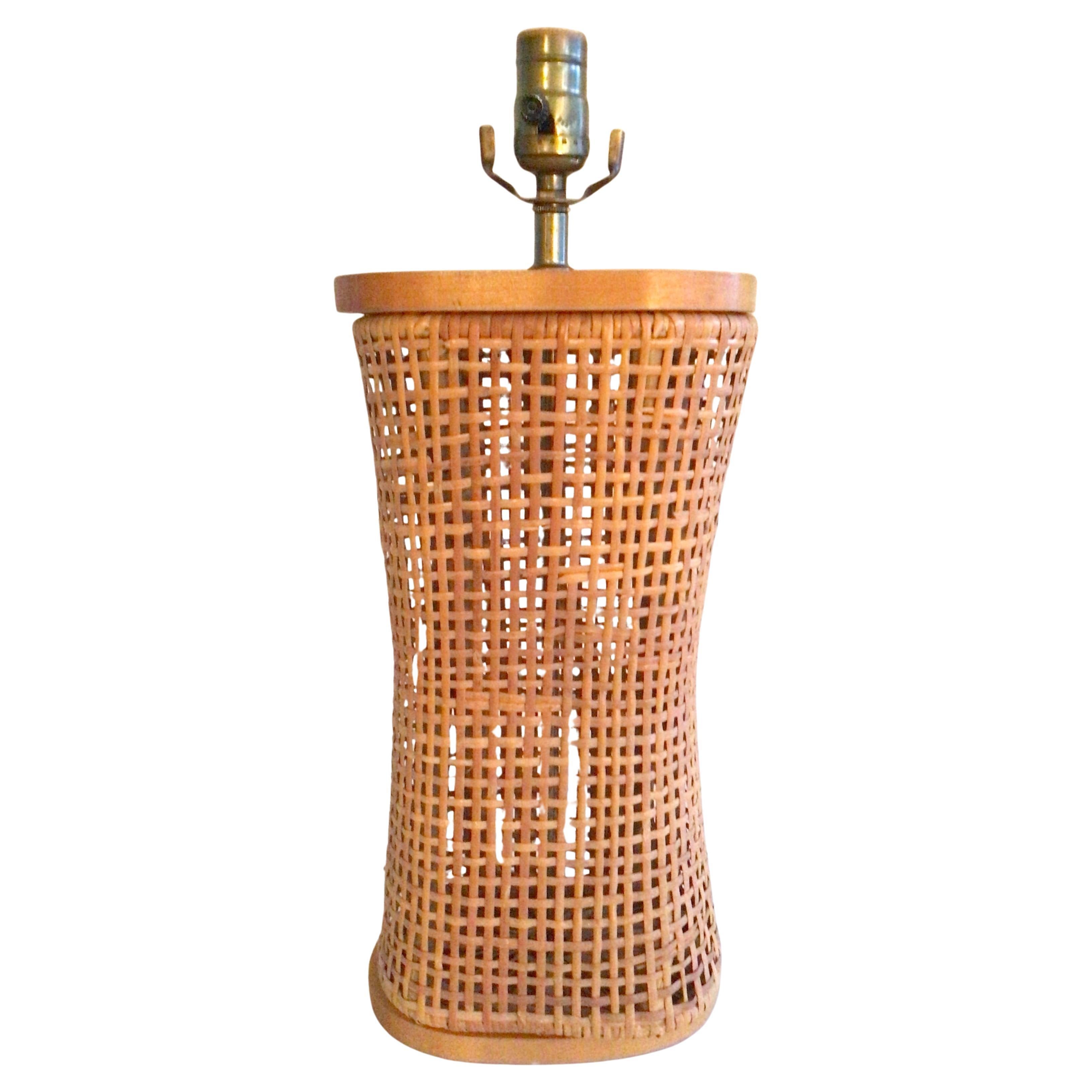 1960s Caned Tischlampe mit Wood Top und Basis