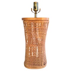 1960s Caned Tischlampe mit Wood Top und Basis