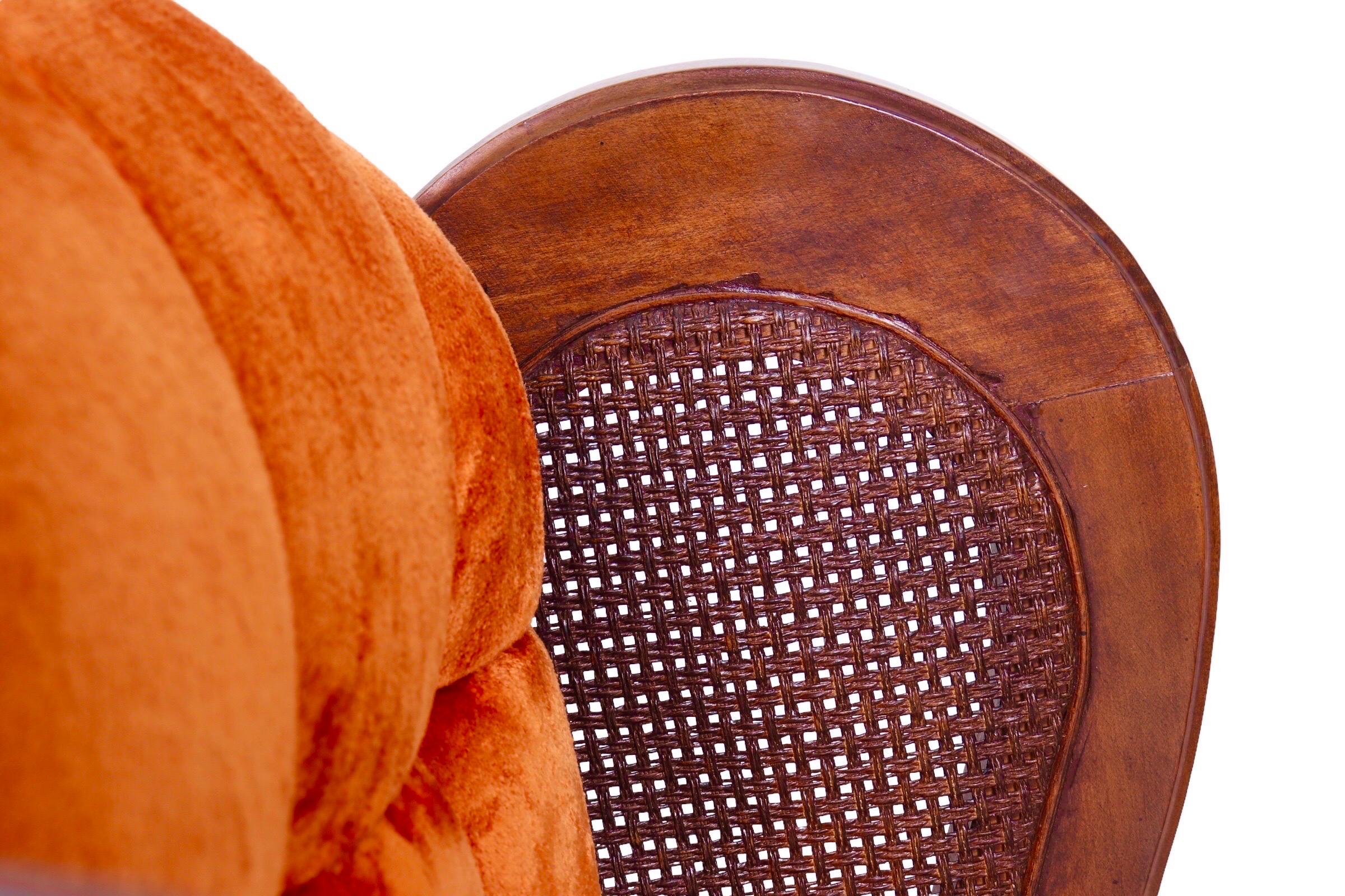 Ein Paar Ohrensessel mit Rohrgeflecht aus den 1960er Jahren von Lewittes Furniture Company aus North Carolina. Sitz und Rückenlehne sind mit dem originalen orangefarbenen Samt gepolstert, mit quadratischen Knöpfen an der Vorderseite und am