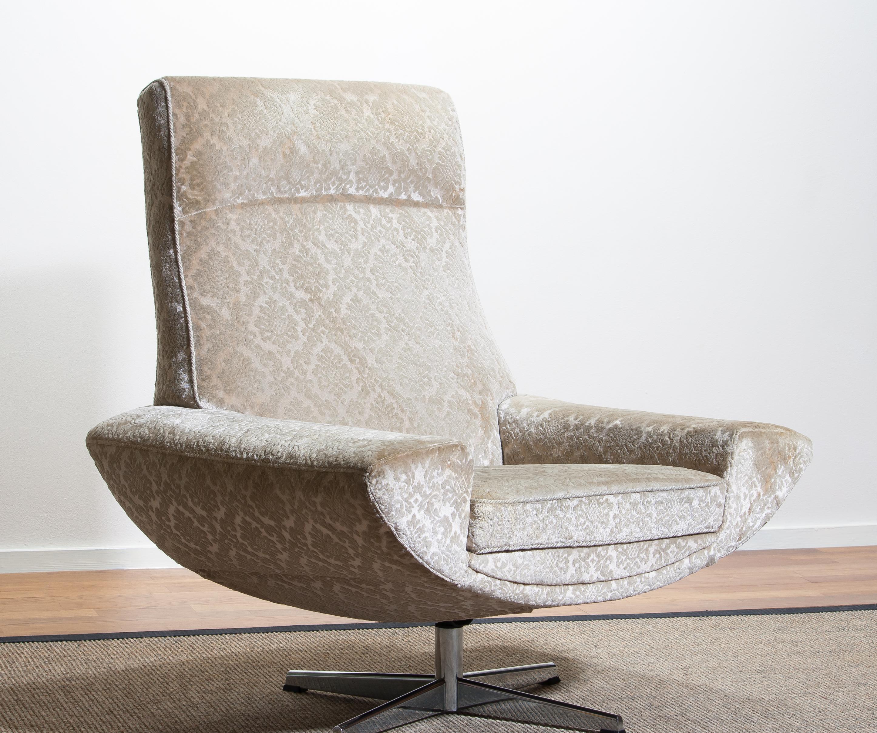 1960s beautiful and extremely comfortable swivel easy / lounge chair designed by Johannes Andersen for Trensum Denmark.
The chair is upholstered with champaign color velour’s jacquard and is in good condition.