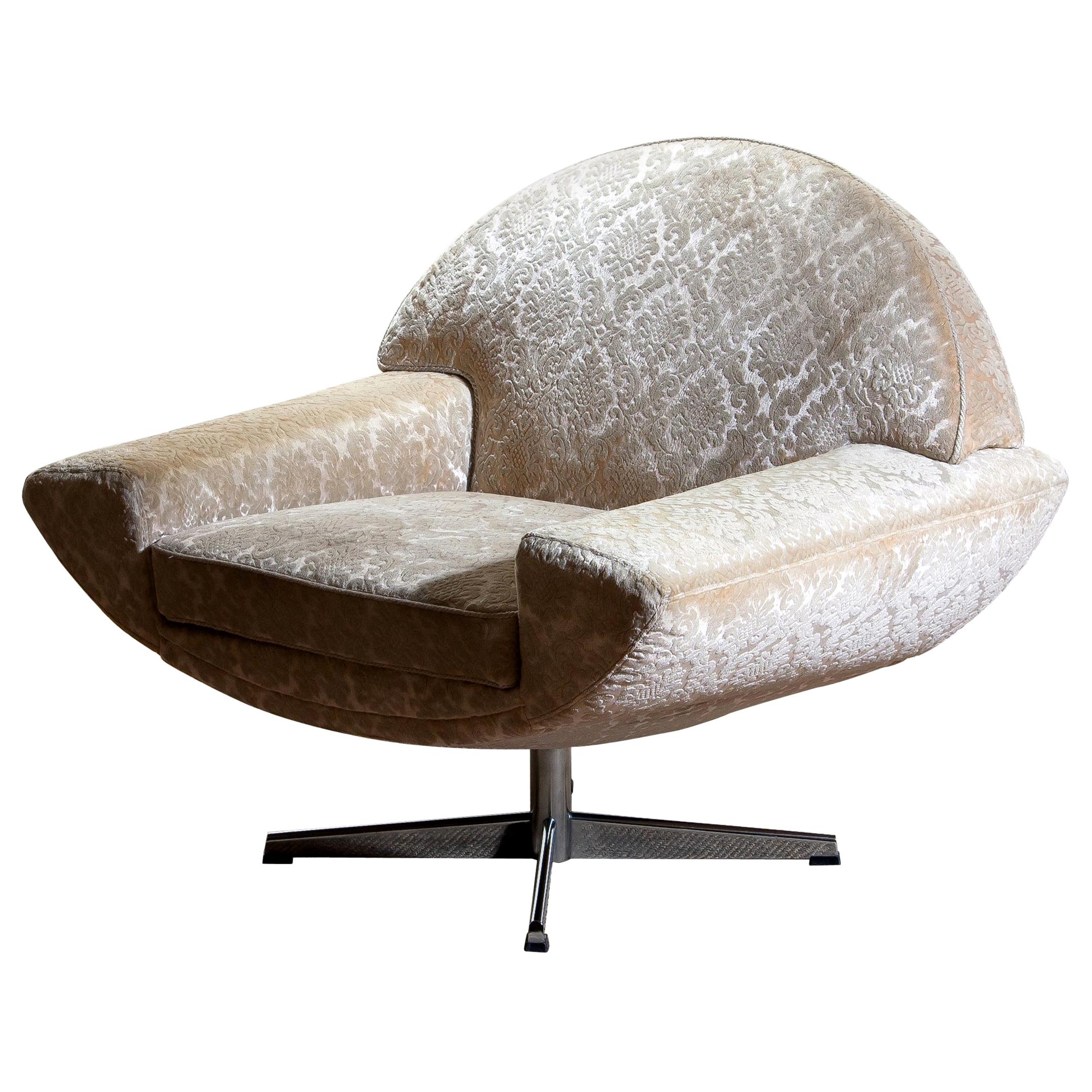 1960s beautiful and extremely comfortable swivel easy / lounge chair designed by Johannes Andersen for Trensum, Denmark. The chair is upholstered with Champaign color velour’s jacquard and is in good condition.
  