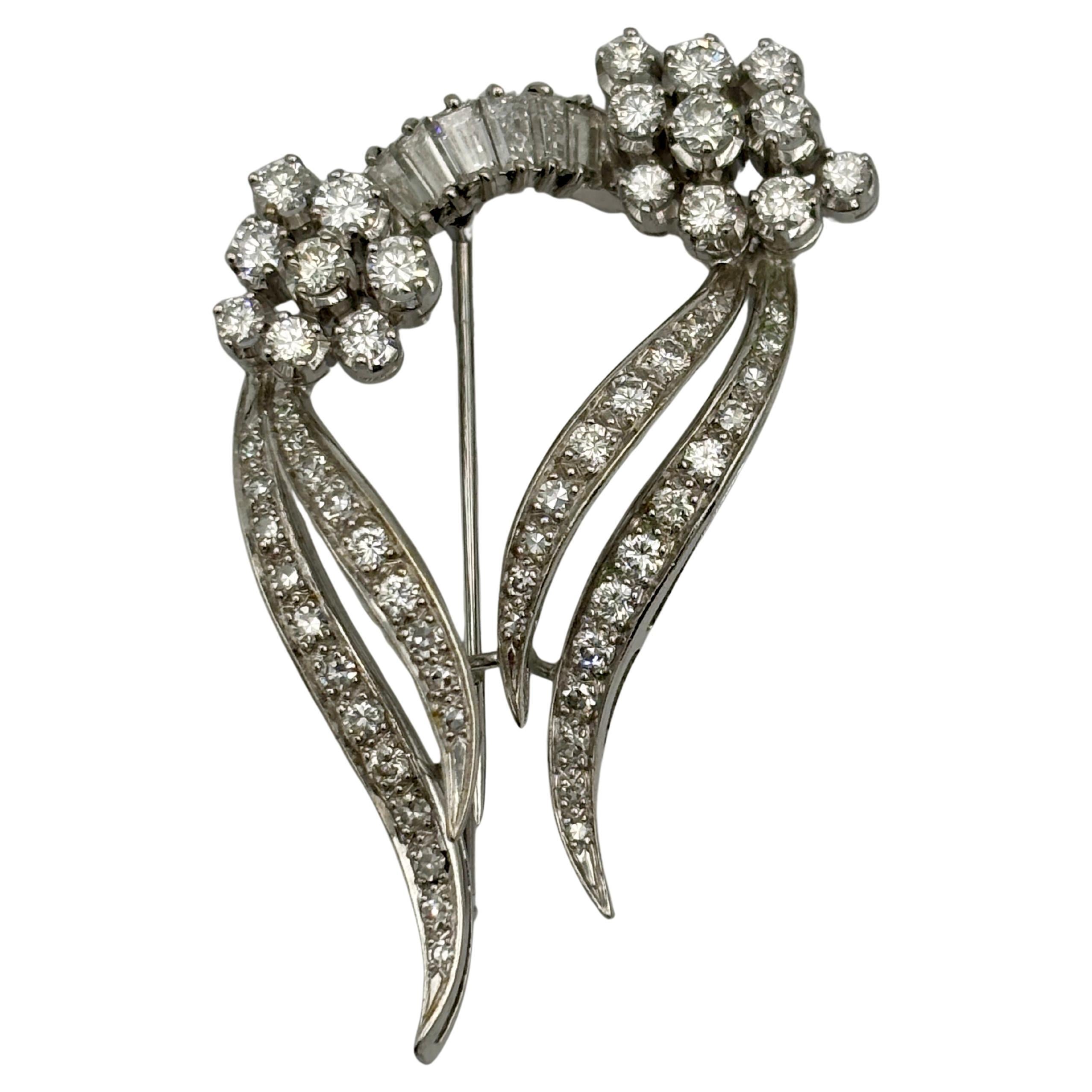 Carl Bucherer 18k Gold und Diamanten Band Brosche 1960
s im Angebot